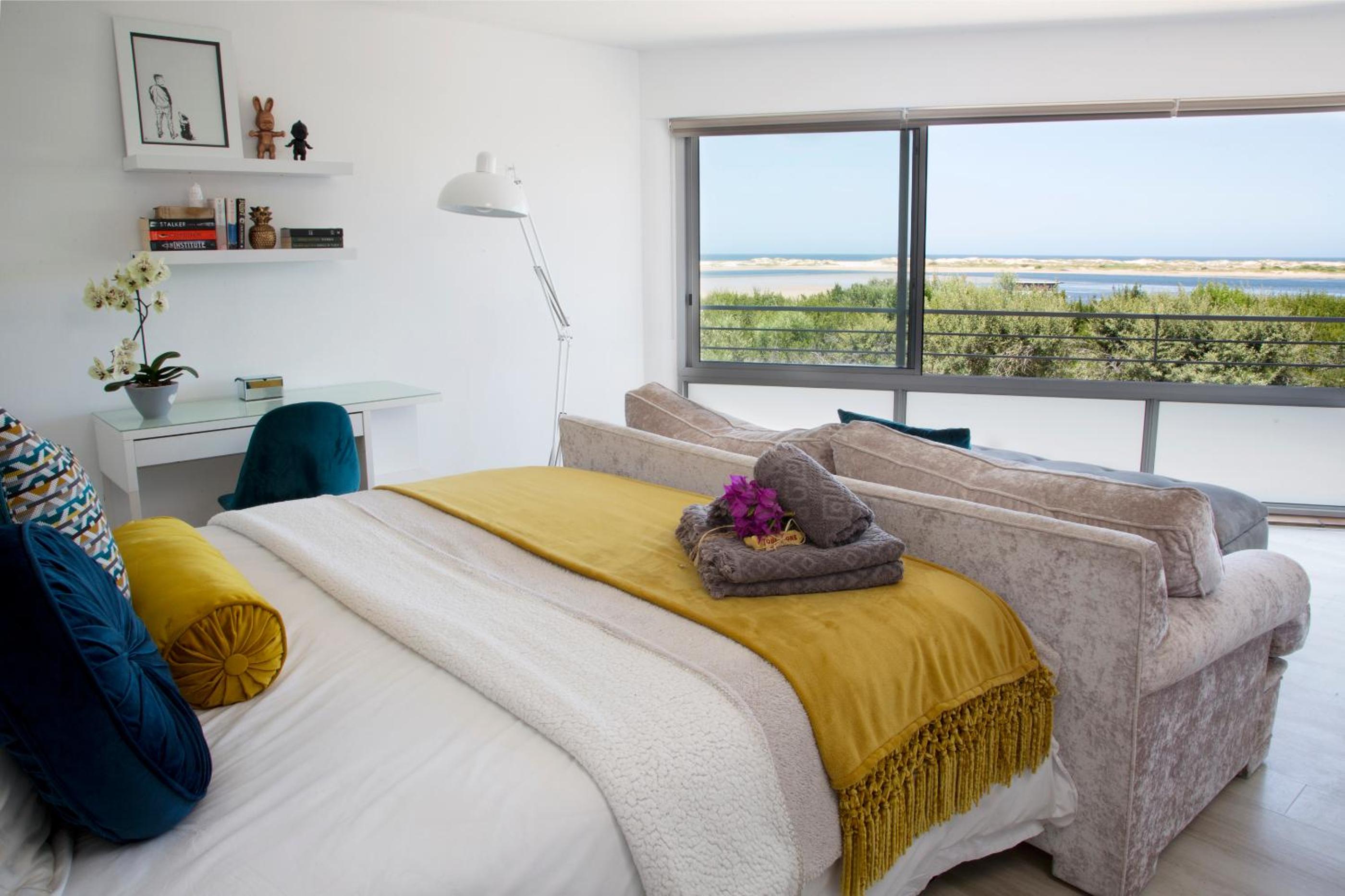 Deluxe Two-Bedroom Penthouse Apartment photo 2
