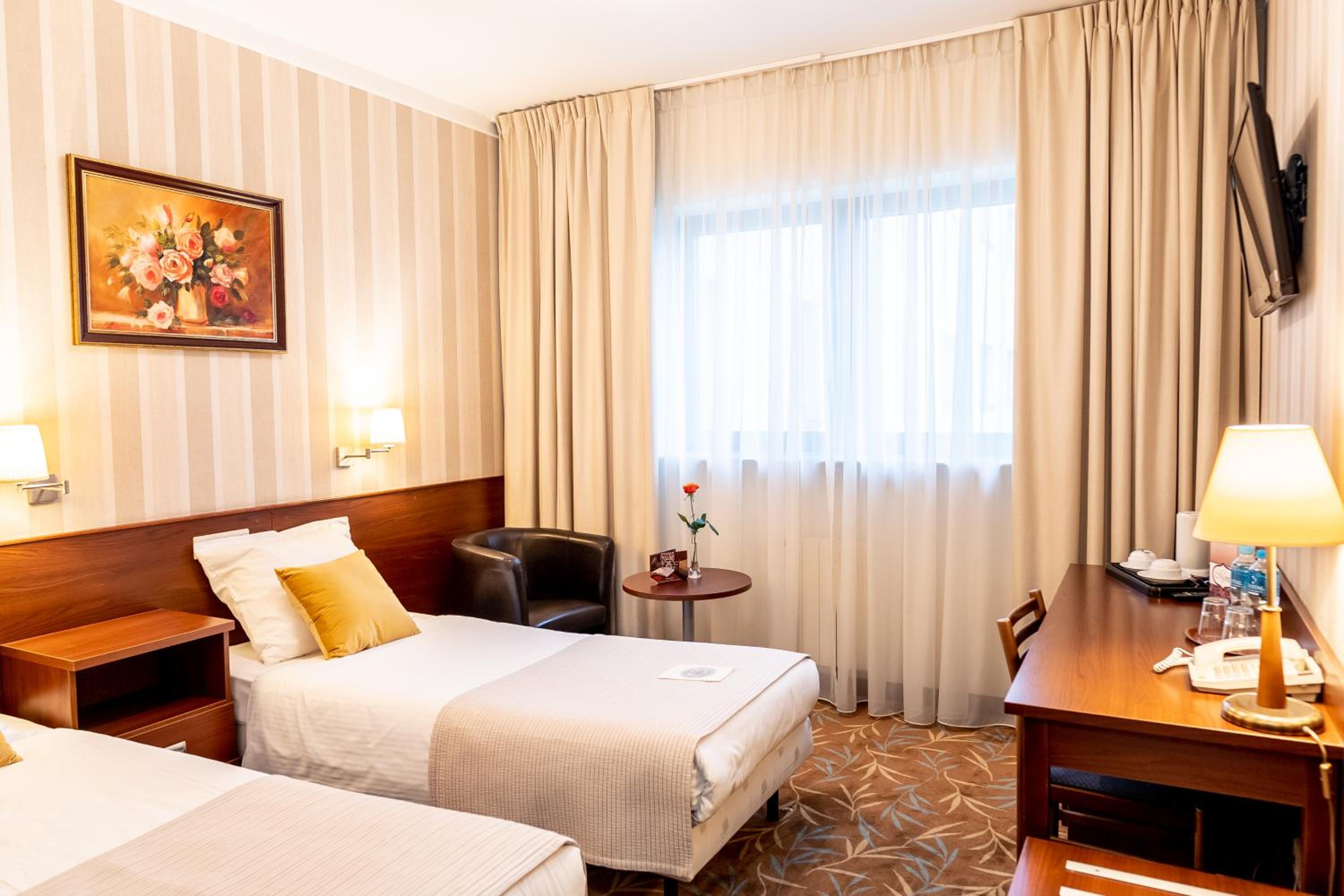 Standard Twin Room - Photo 1