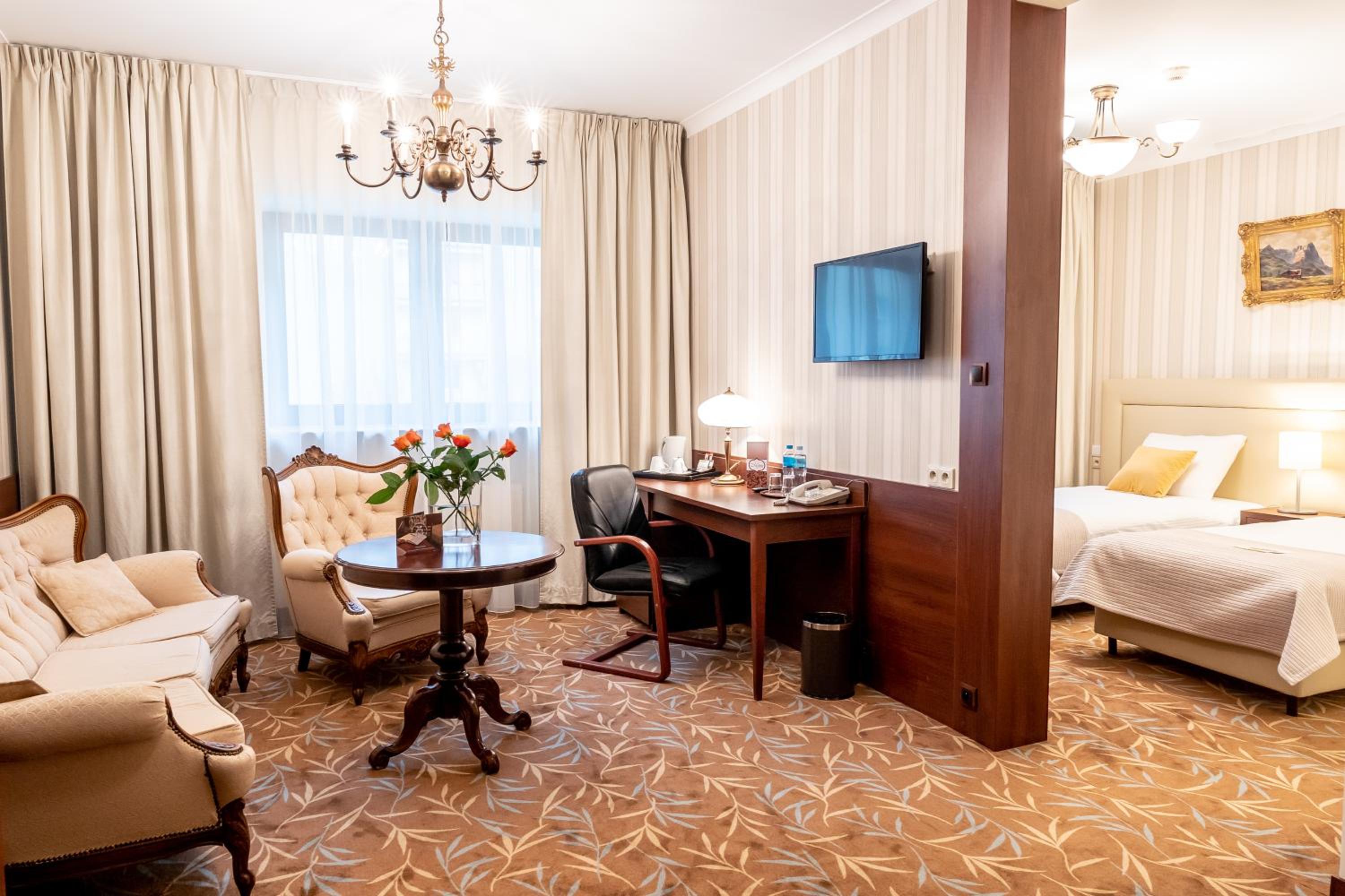 Suite - Photo 8