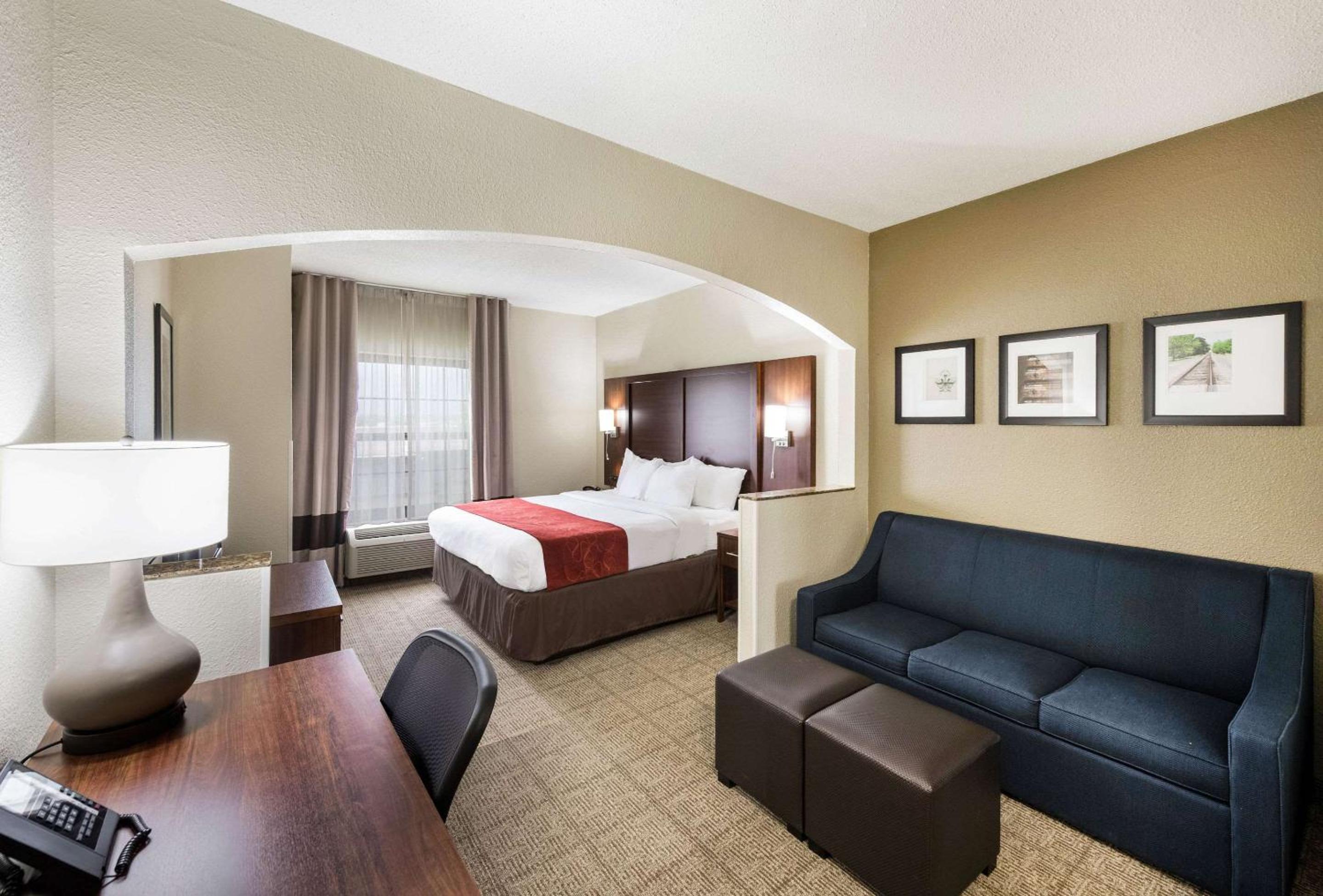 King Suite with Sofa Bed - Disability Access/Non-Smoking - Photo 1