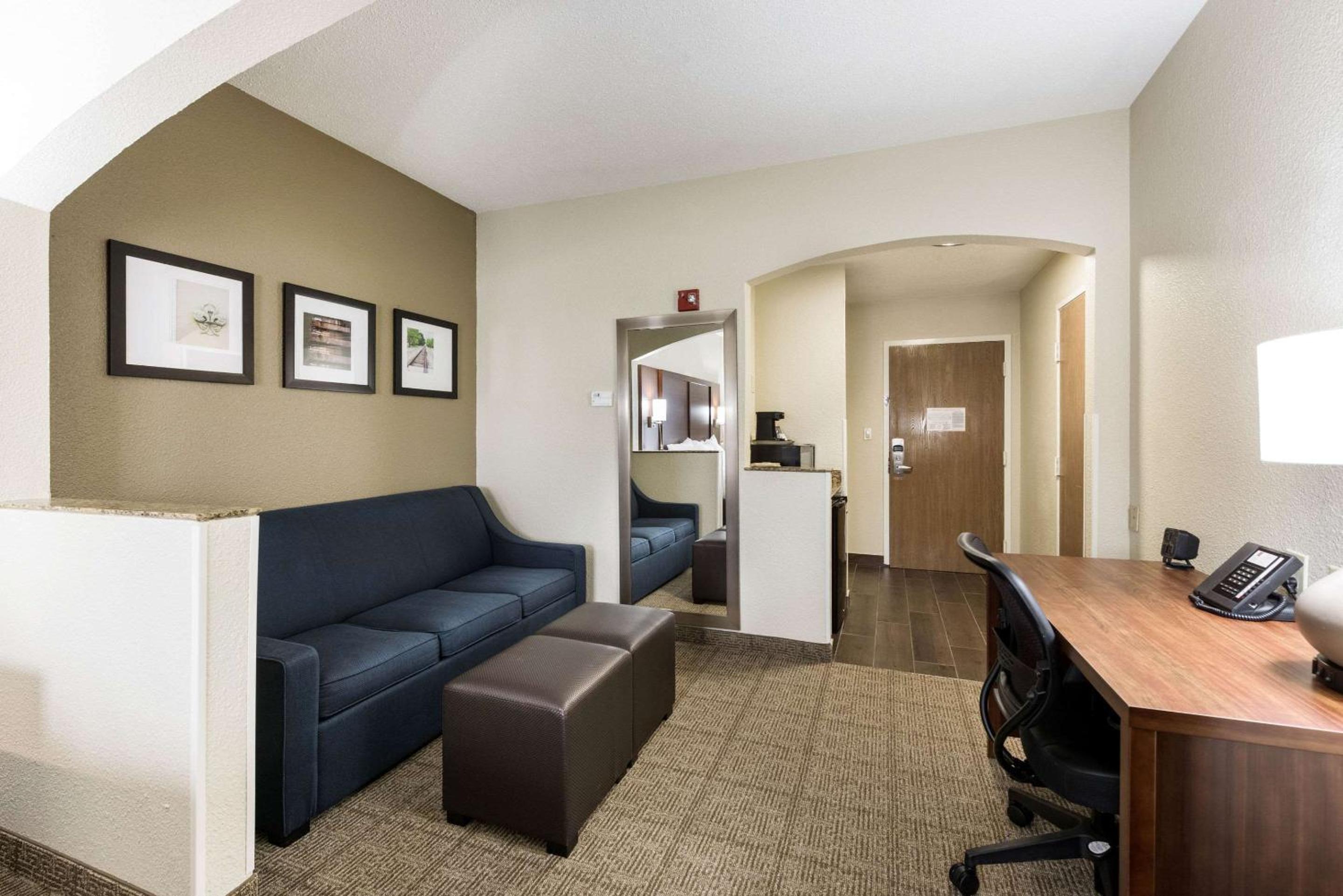 King Suite with Sofa Bed - Disability Access/Non-Smoking - Photo 5