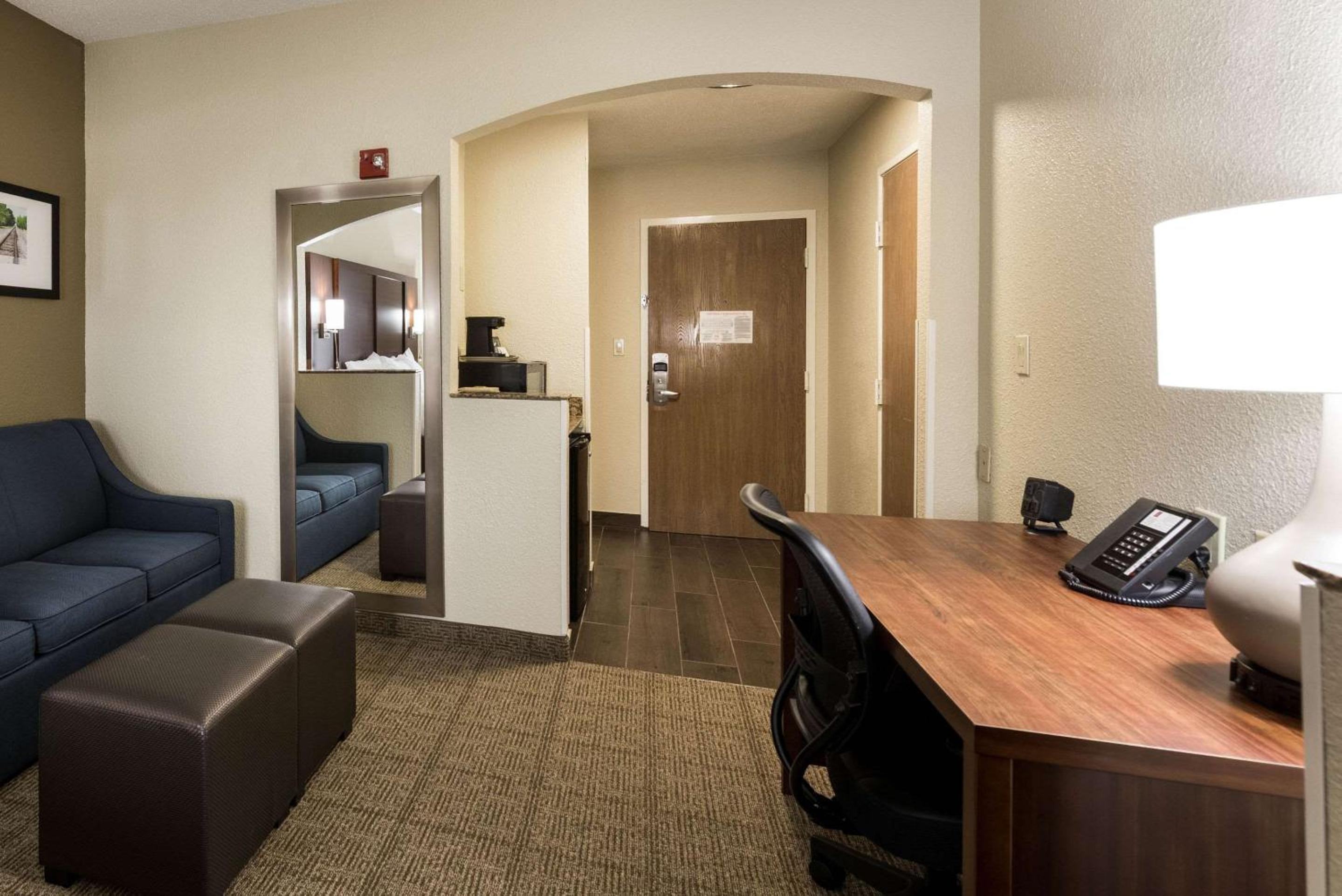 King Suite with Sofa Bed - Disability Access/Non-Smoking - Photo 3