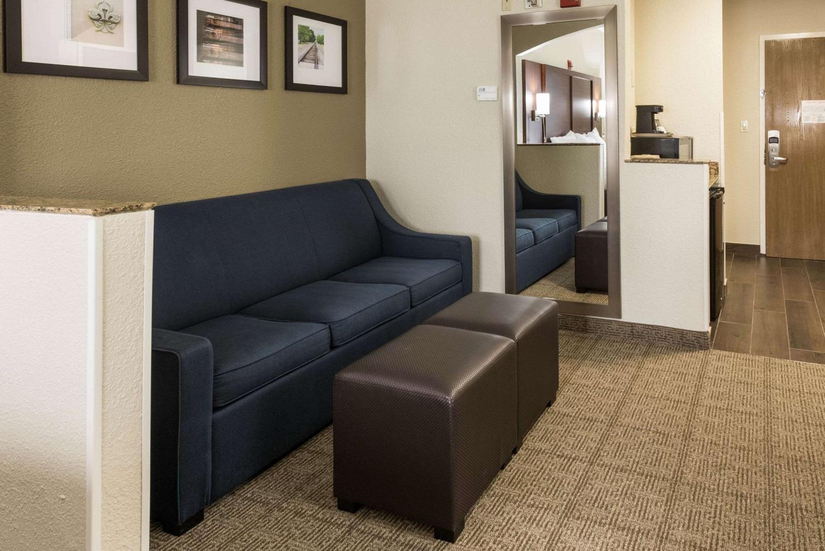 King Suite with Sofa Bed - Disability Access/Non-Smoking - Photo 4