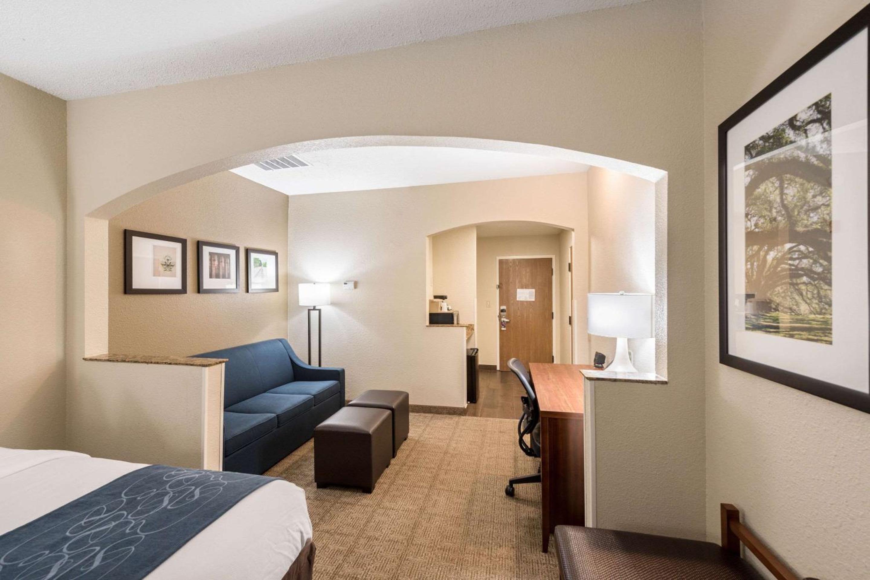 Queen Suite - Non-Smoking - Photo 5