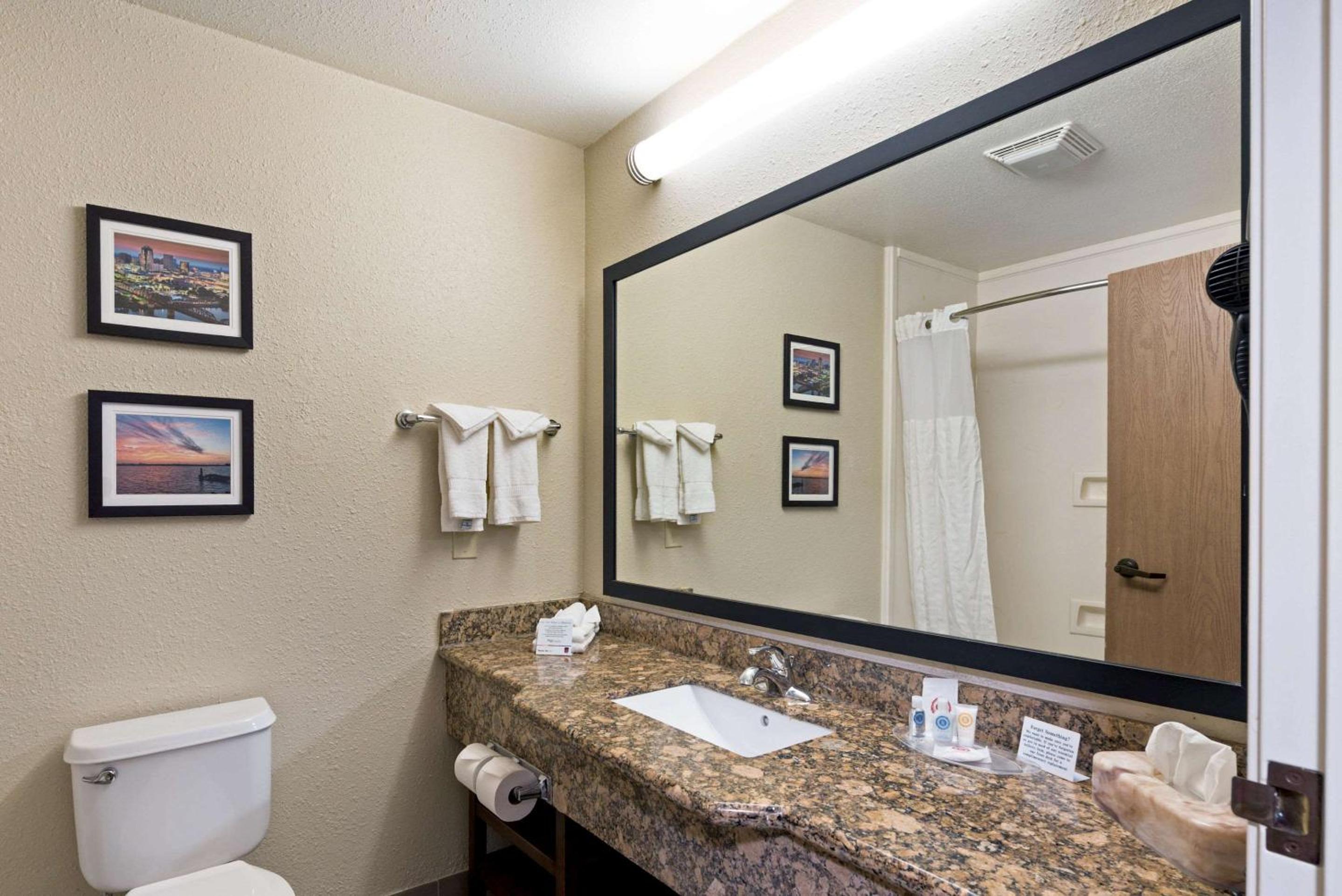 Queen Suite - Non-Smoking - Photo 6