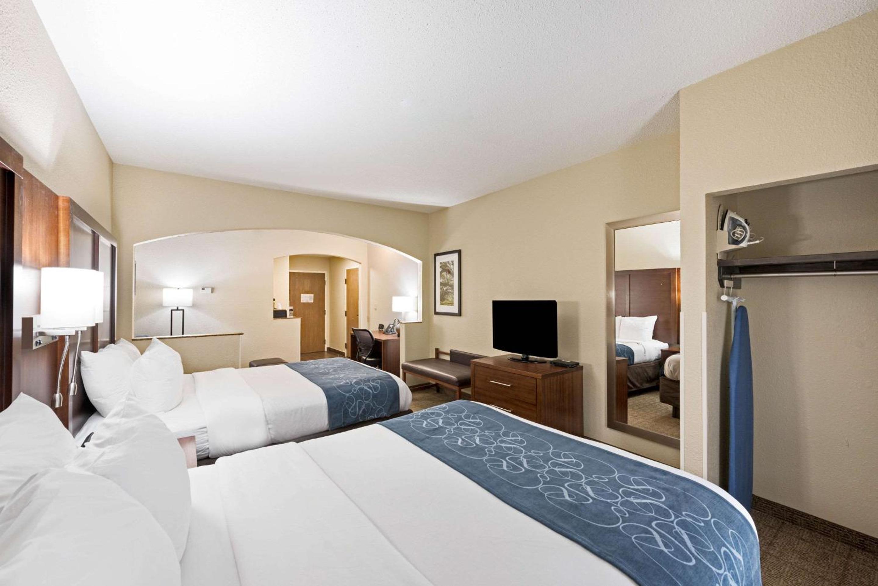 Queen Suite - Non-Smoking - Photo 2