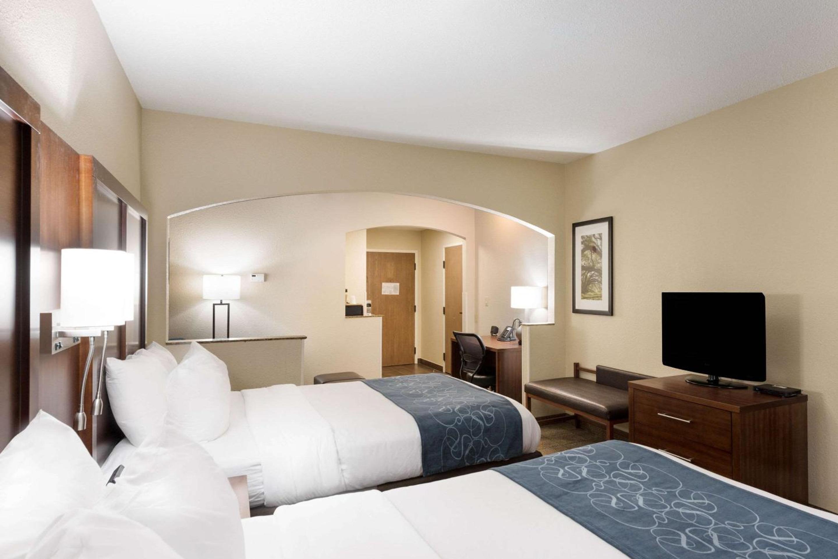 Queen Suite - Non-Smoking - Photo 3