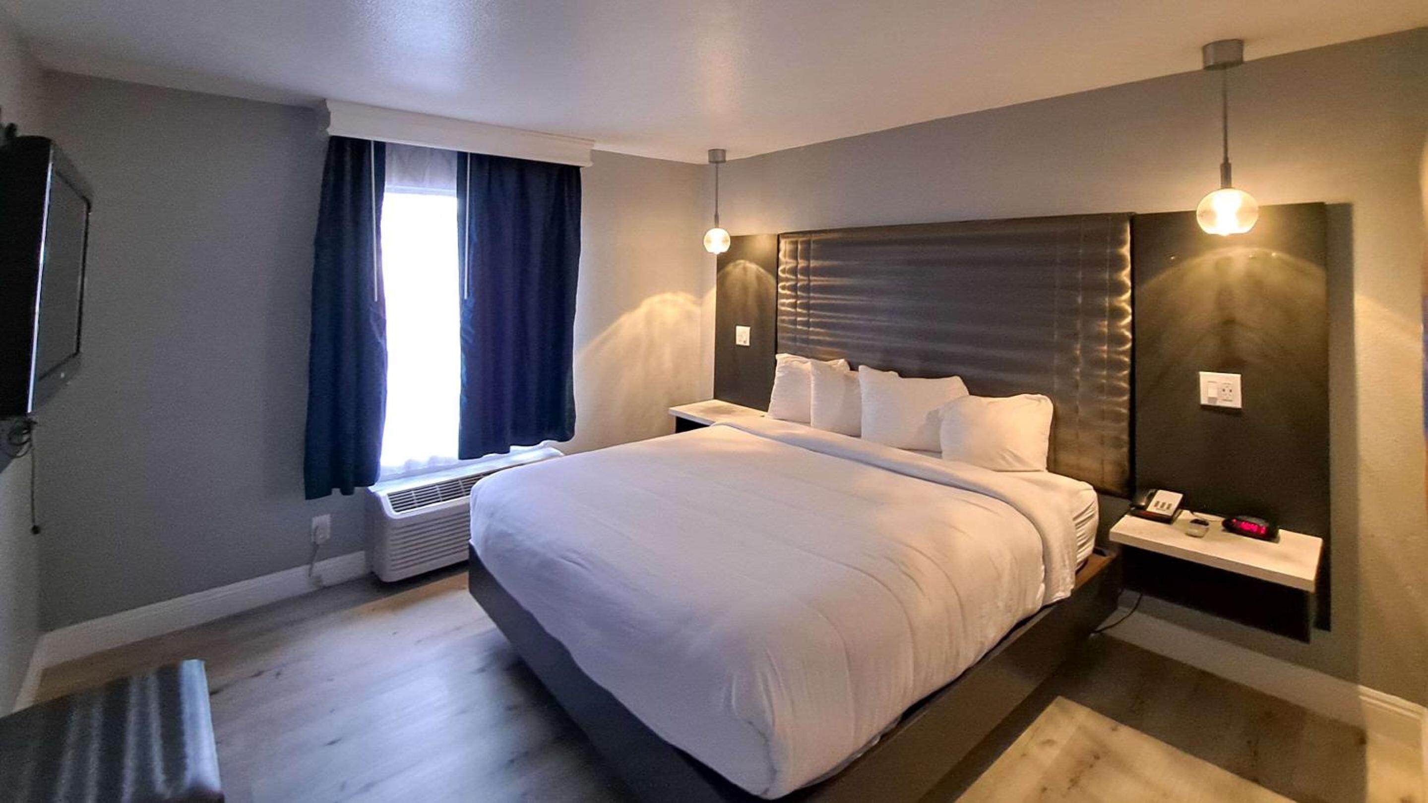One Bedroom Suite, 1 King Bed, Soaking Tub, Non Smoking - Photo 1