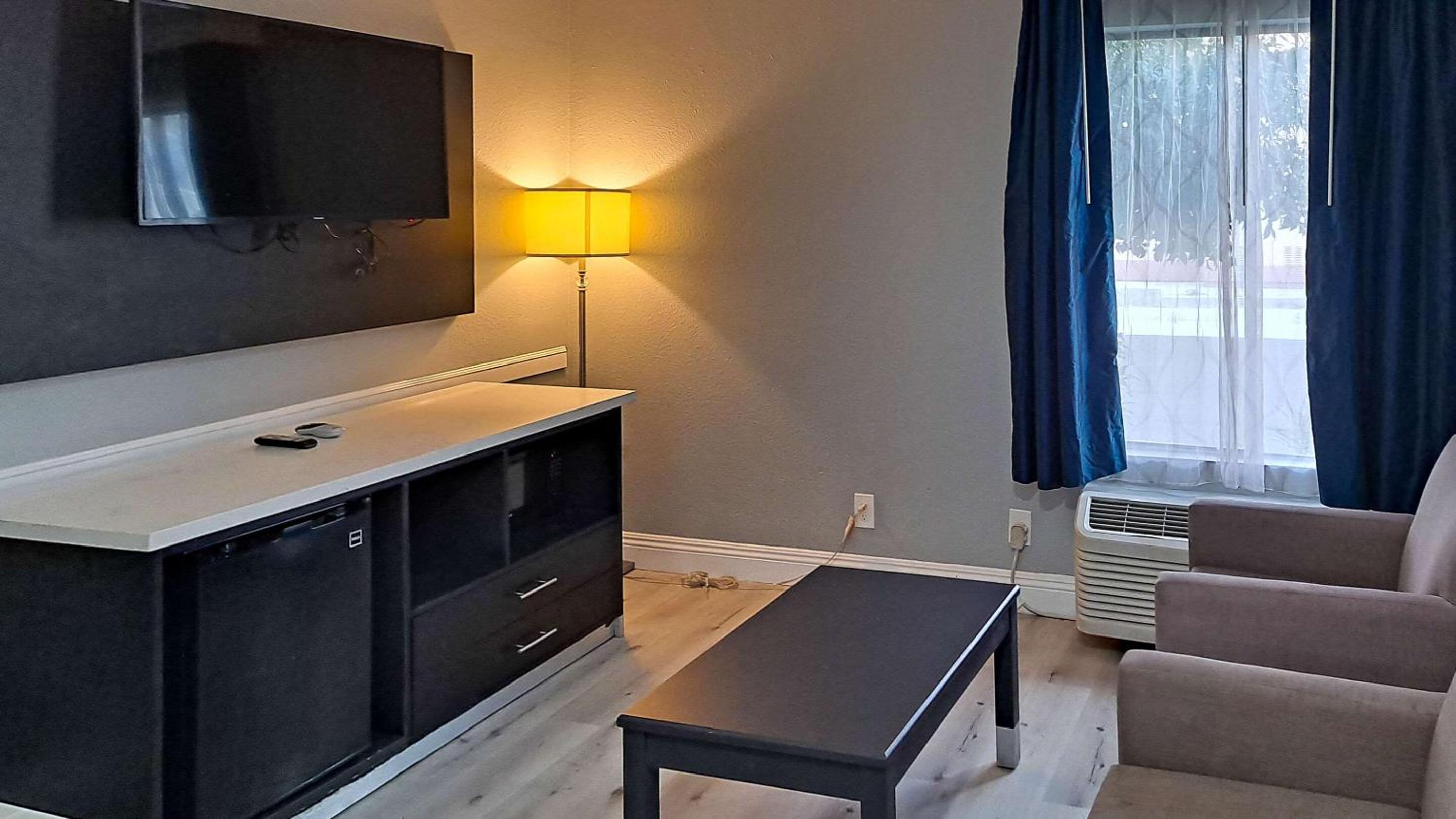 One Bedroom Suite, 1 King Bed, Soaking Tub, Non Smoking - Photo 2