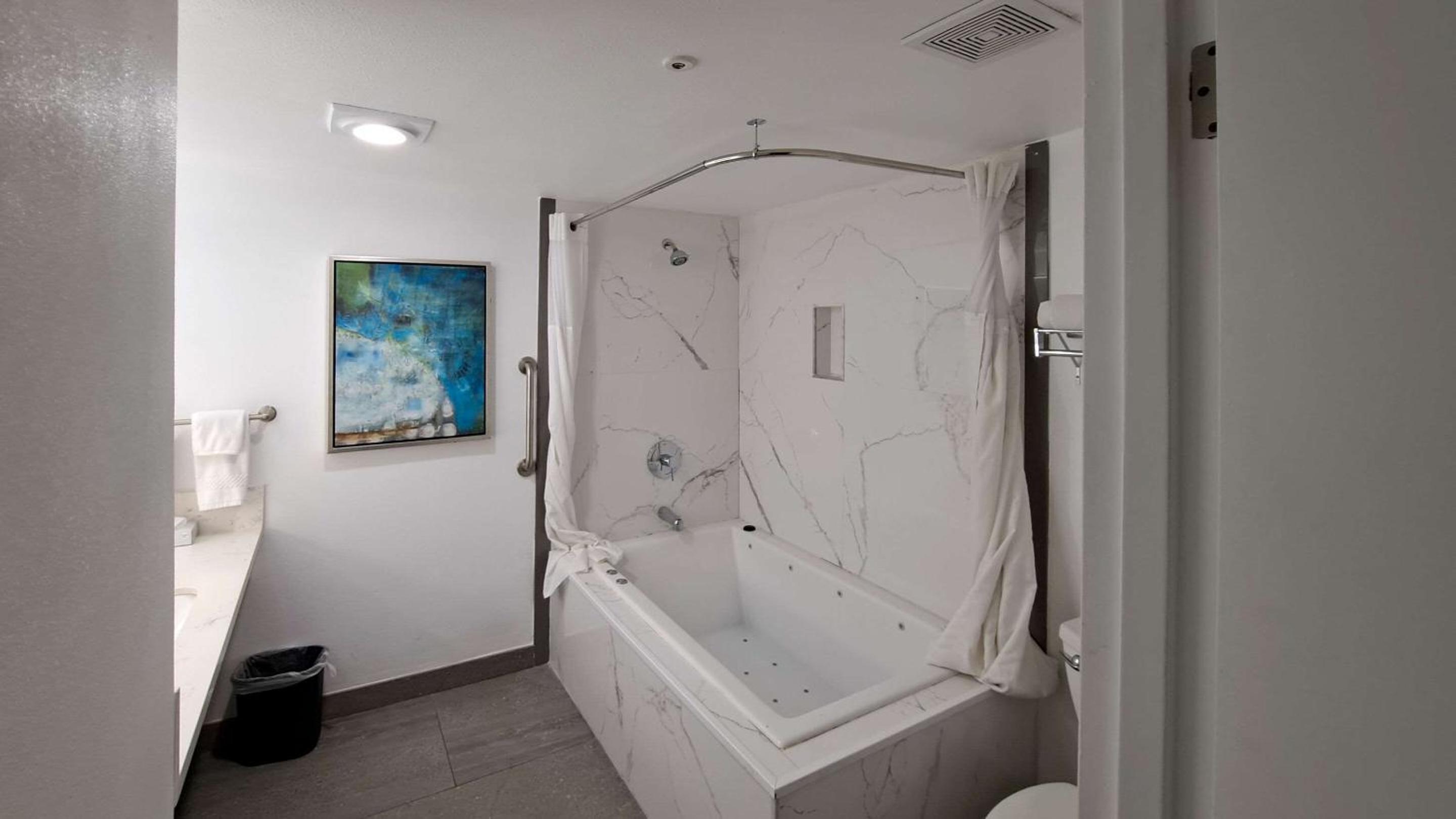 One Bedroom Suite, 1 King Bed, Soaking Tub, Non Smoking - Photo 3