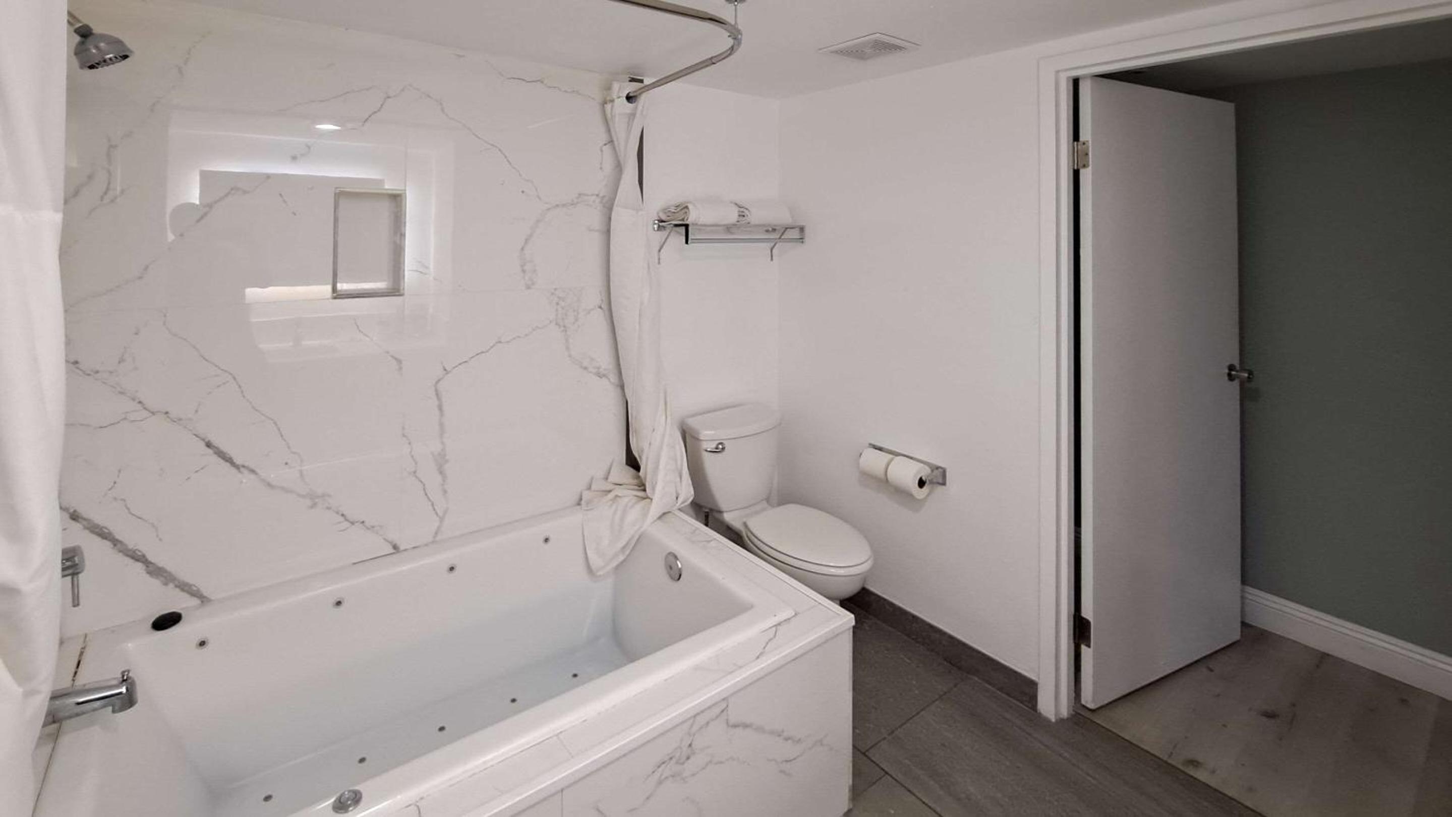 One Bedroom Suite, 1 King Bed, Soaking Tub, Non Smoking - Photo 4