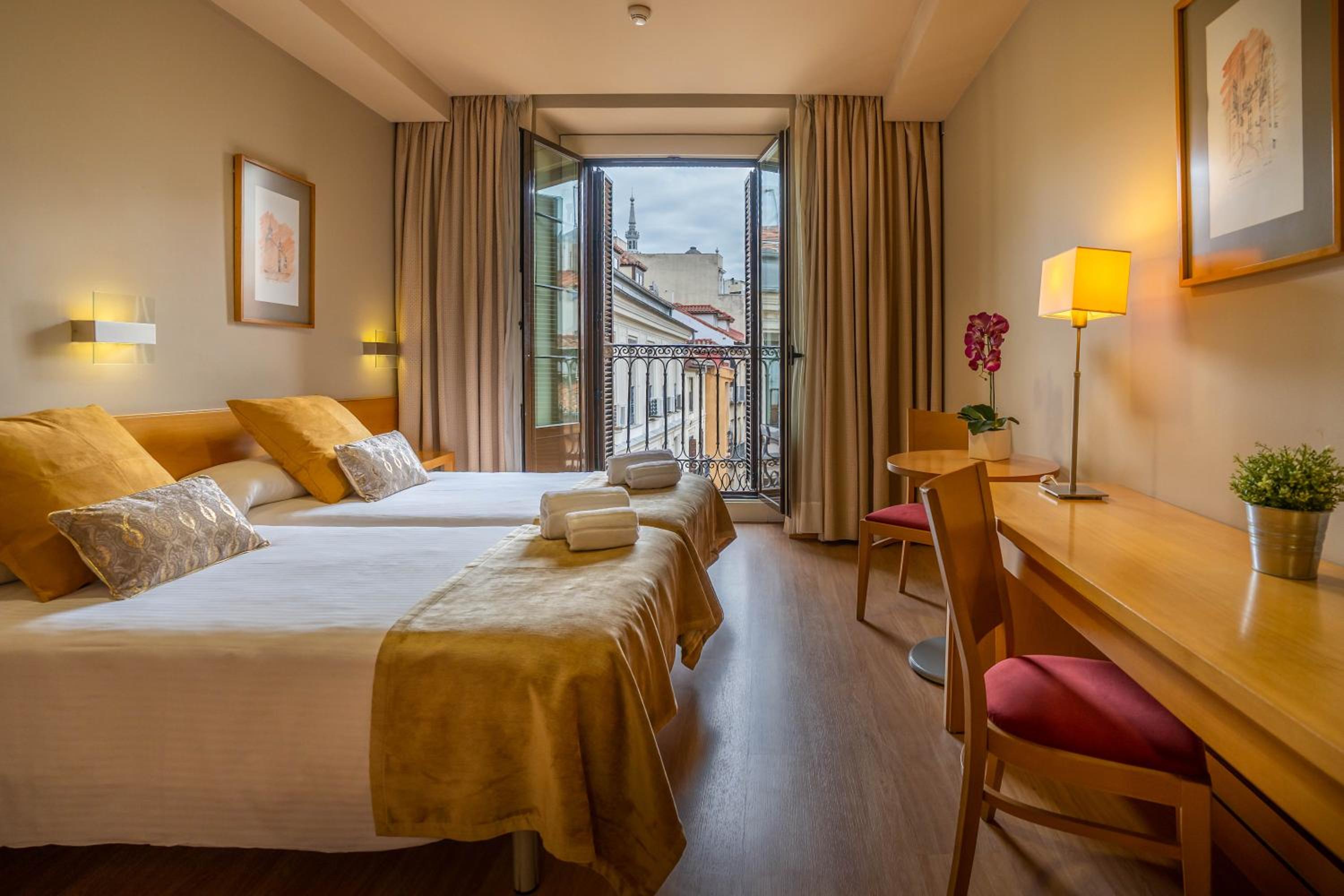 Double or Twin Room thumbnail 5