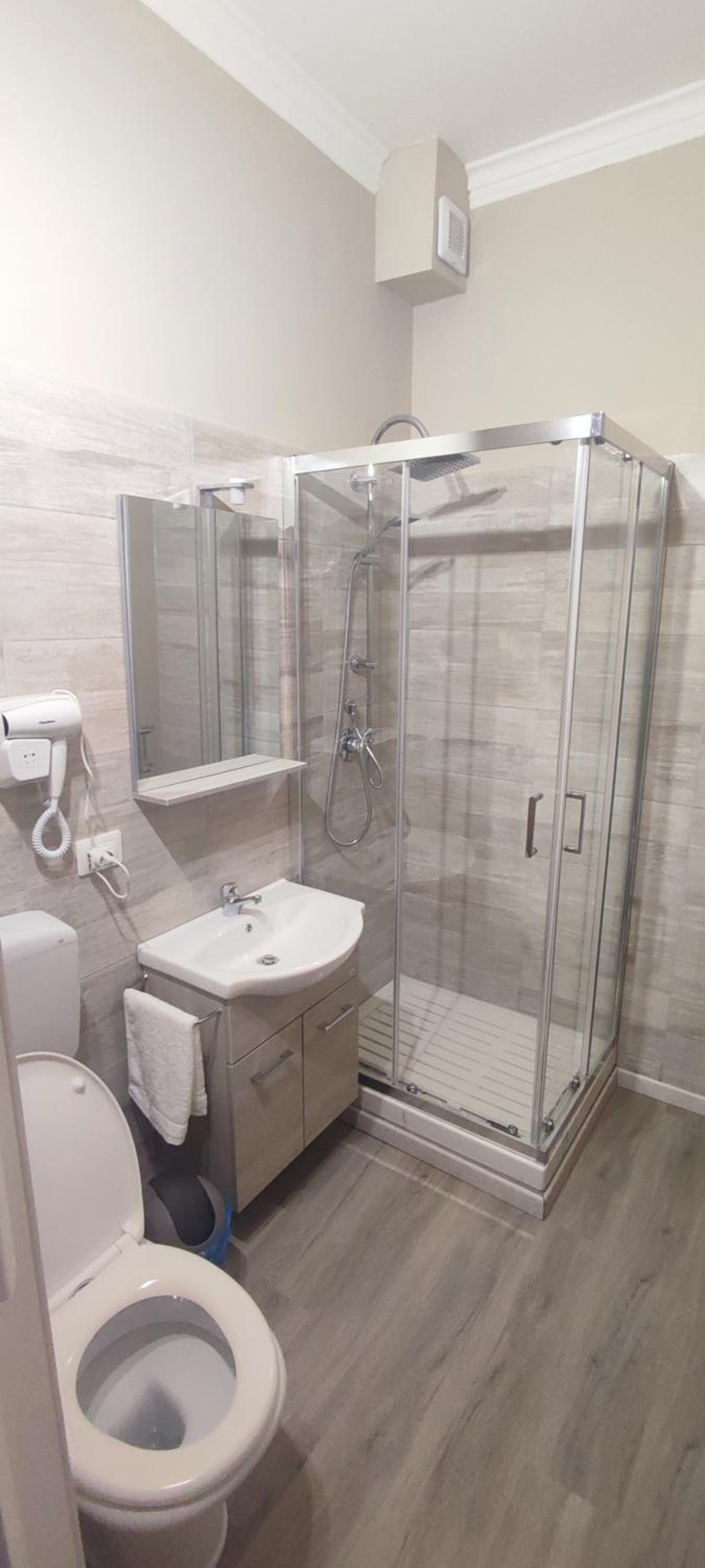 King Suite with Spa Bath - Photo 10