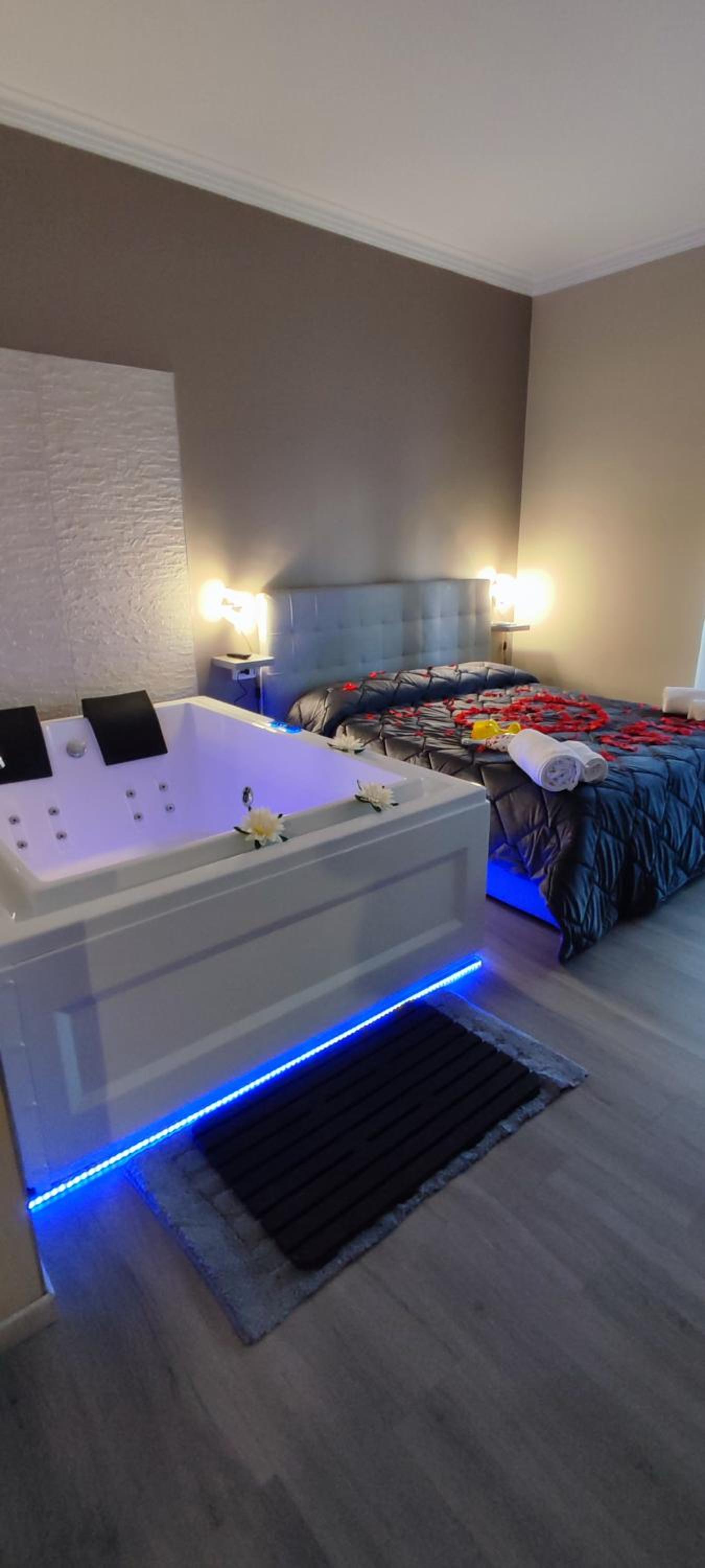 King Suite with Spa Bath - Photo 7