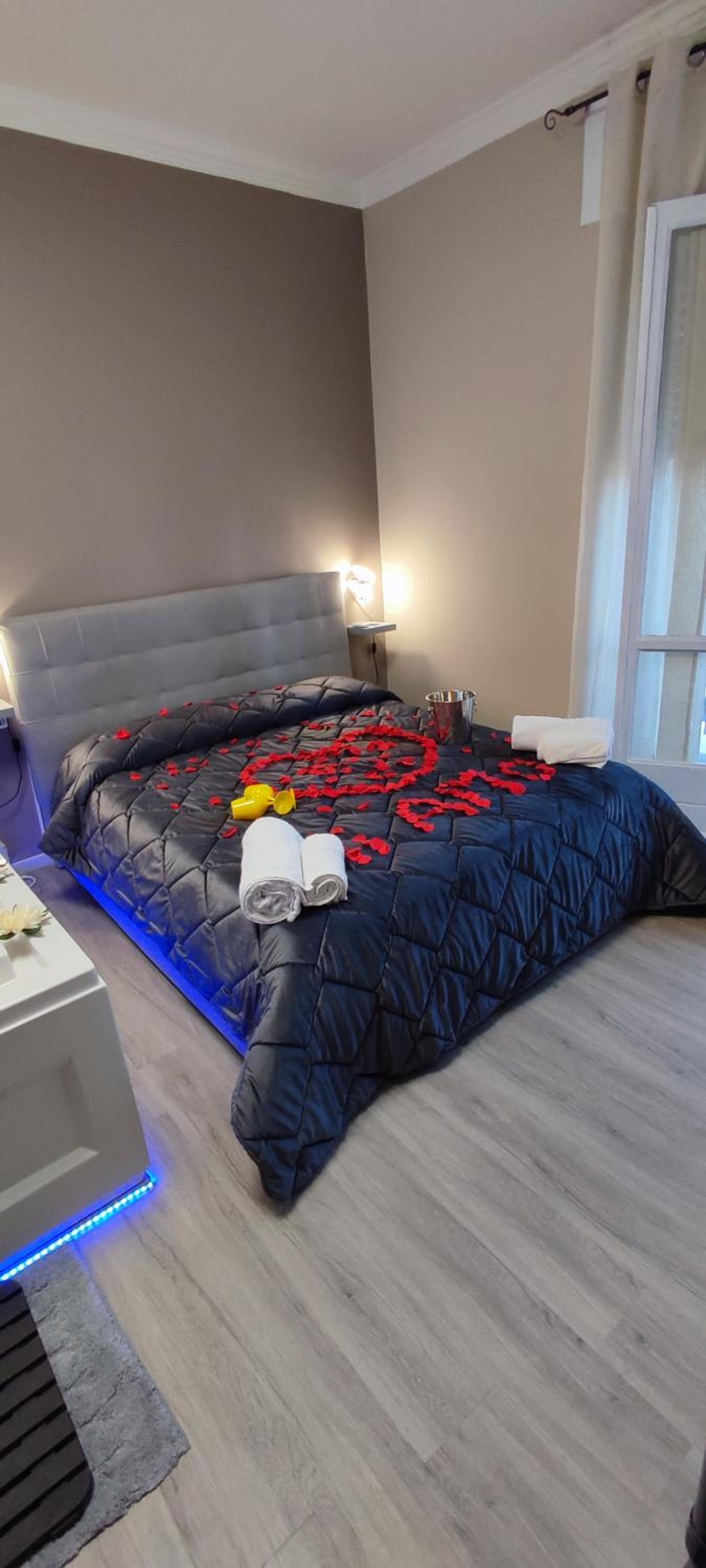 King Suite with Spa Bath - Photo 11