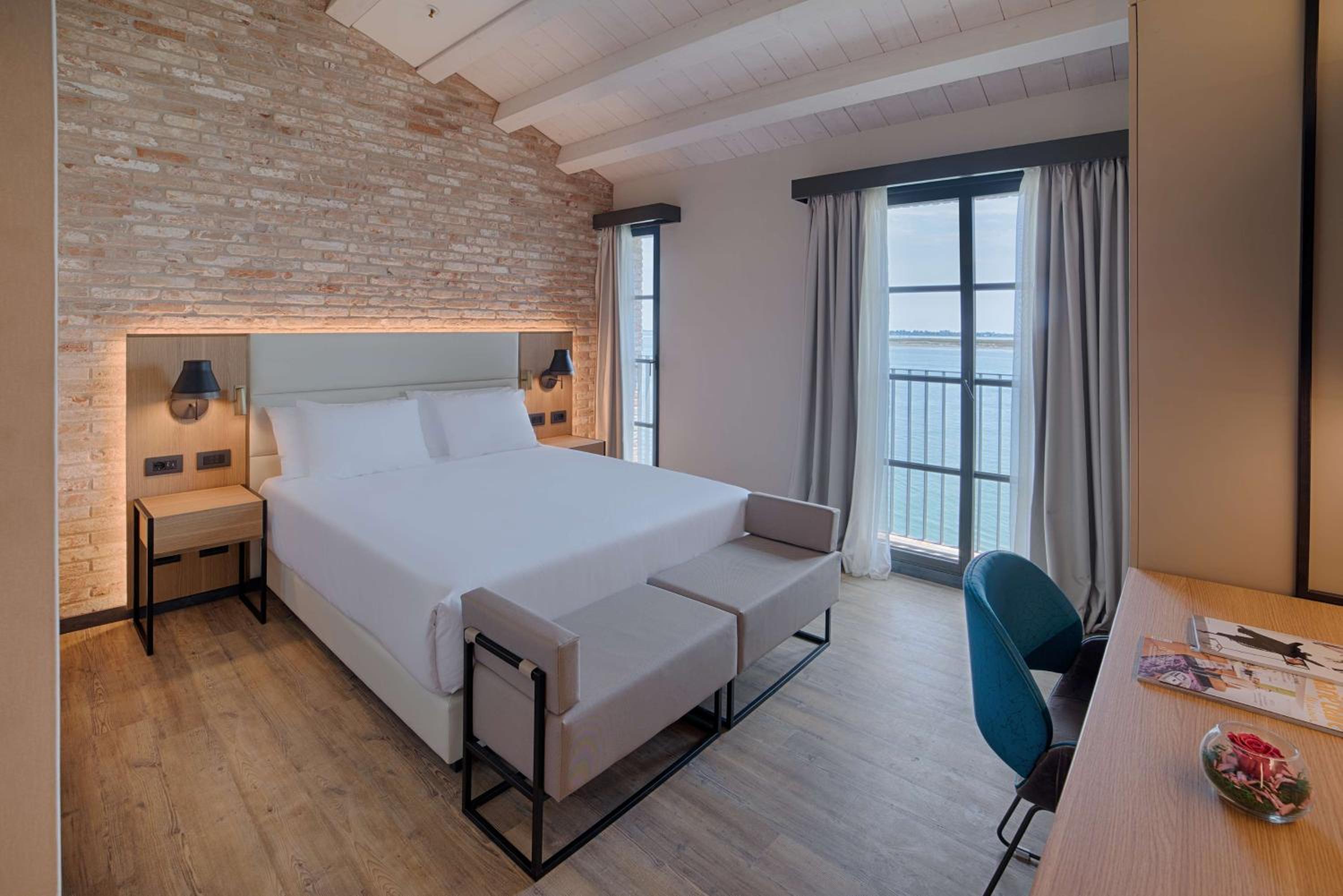 Premium Double Room Laguna View - Photo 1
