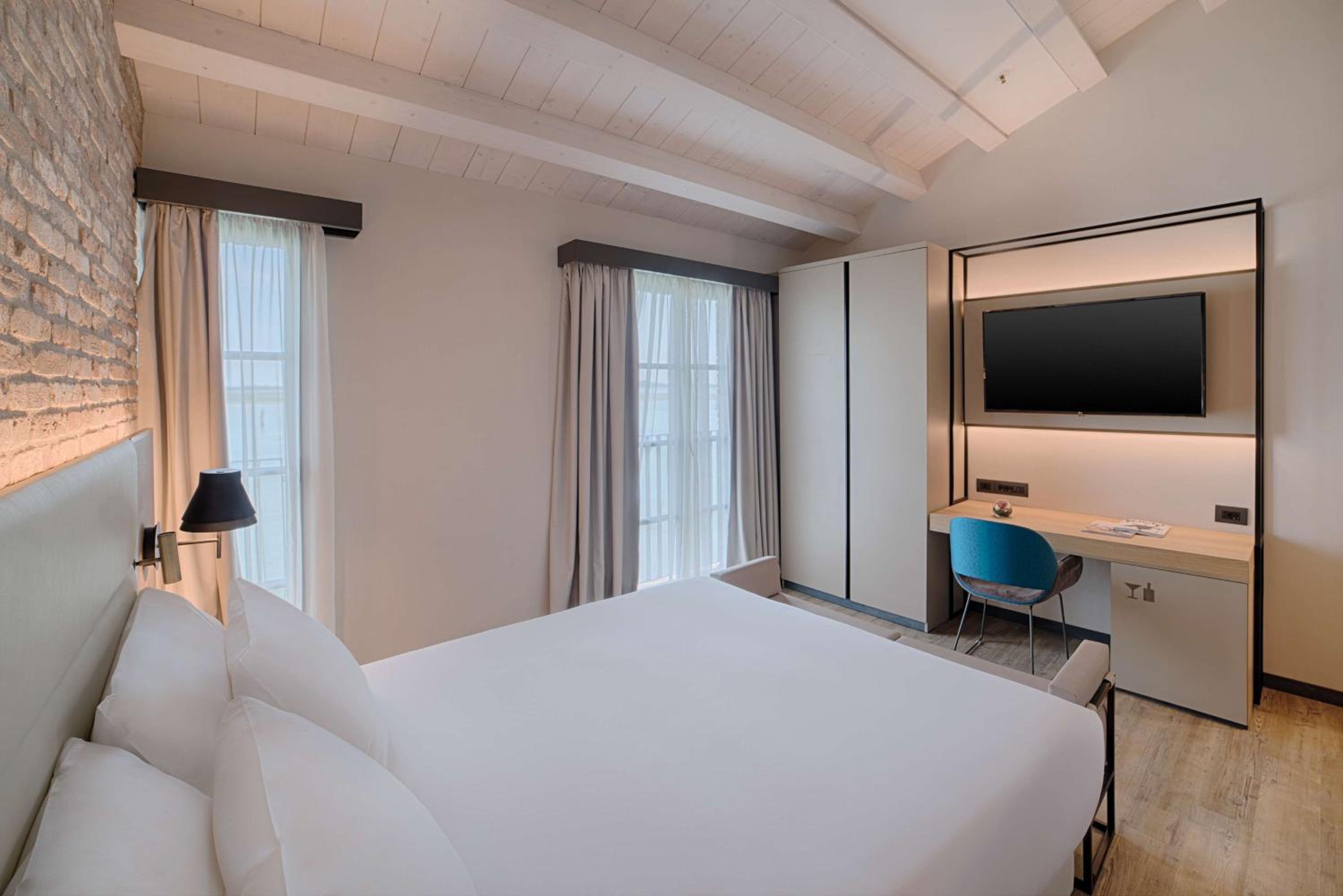 Premium Double Room Laguna View - Photo 4