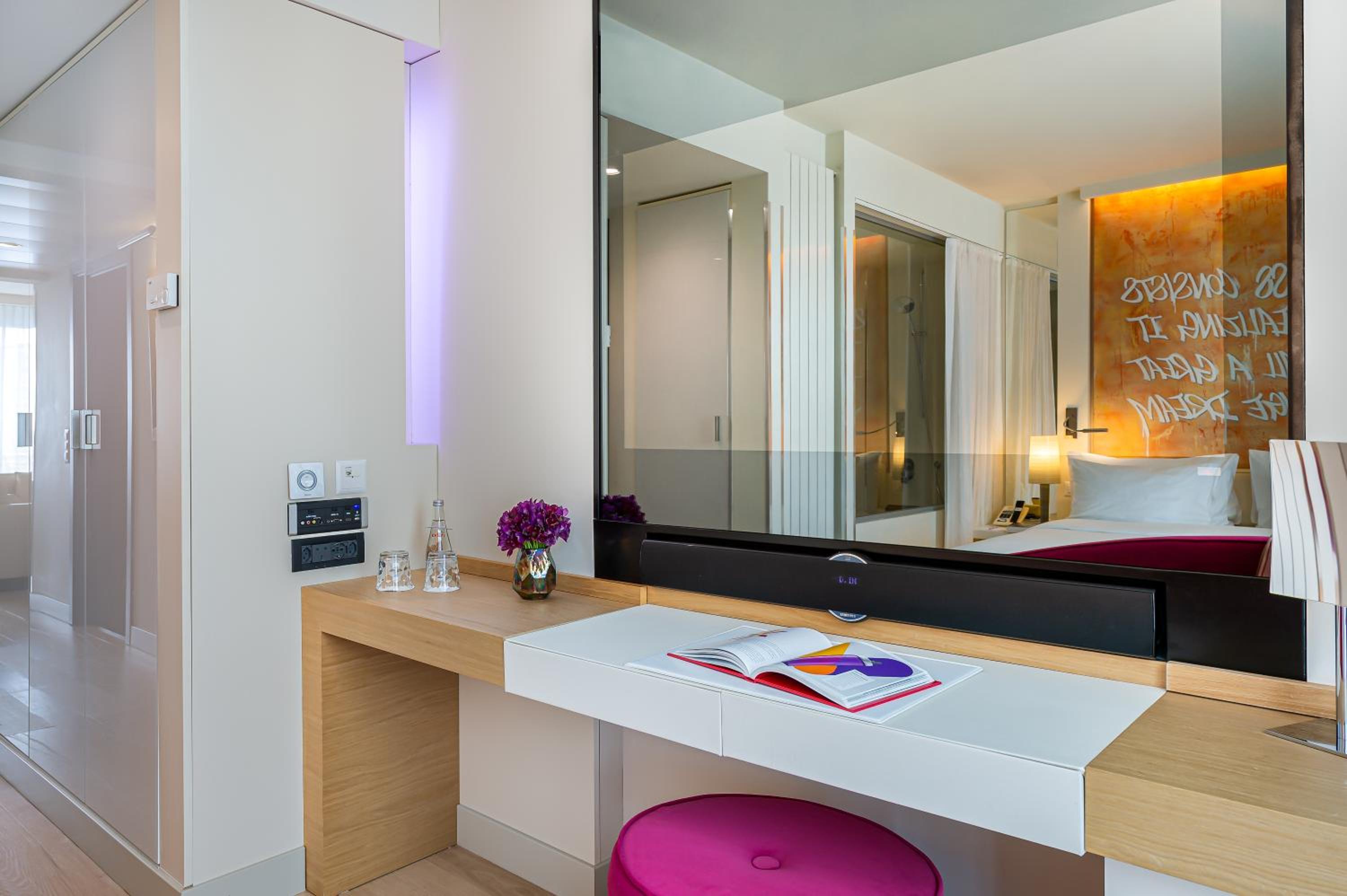 Suite with Lake View thumbnail 6