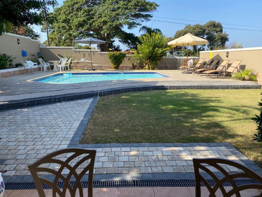 King Room with Pool View - Photo 15