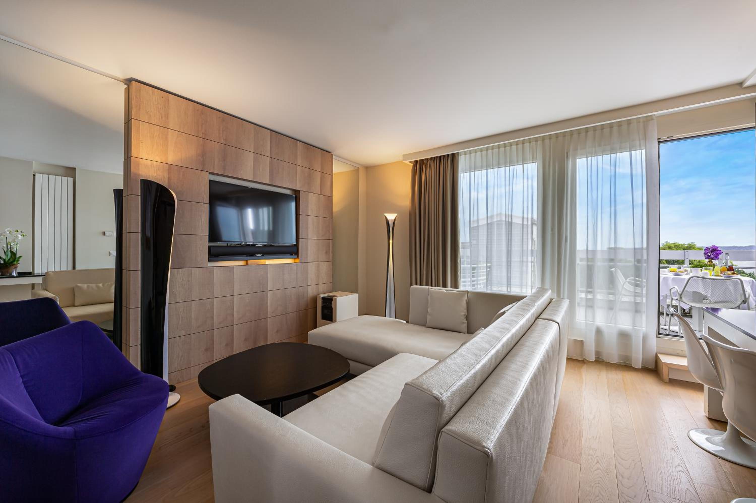 Suite with Lake View - Photo 7