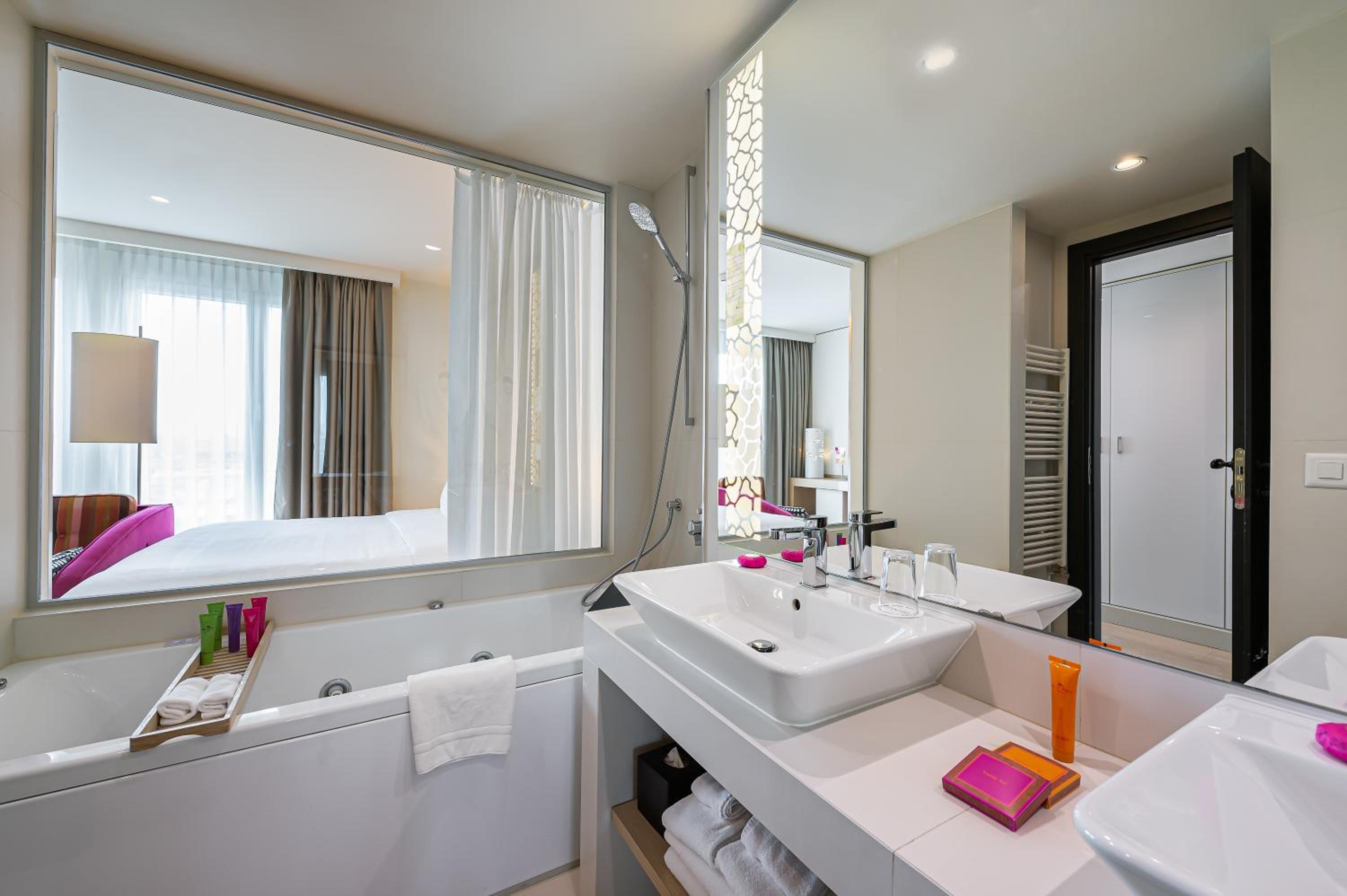Suite with Lake View - Photo 9