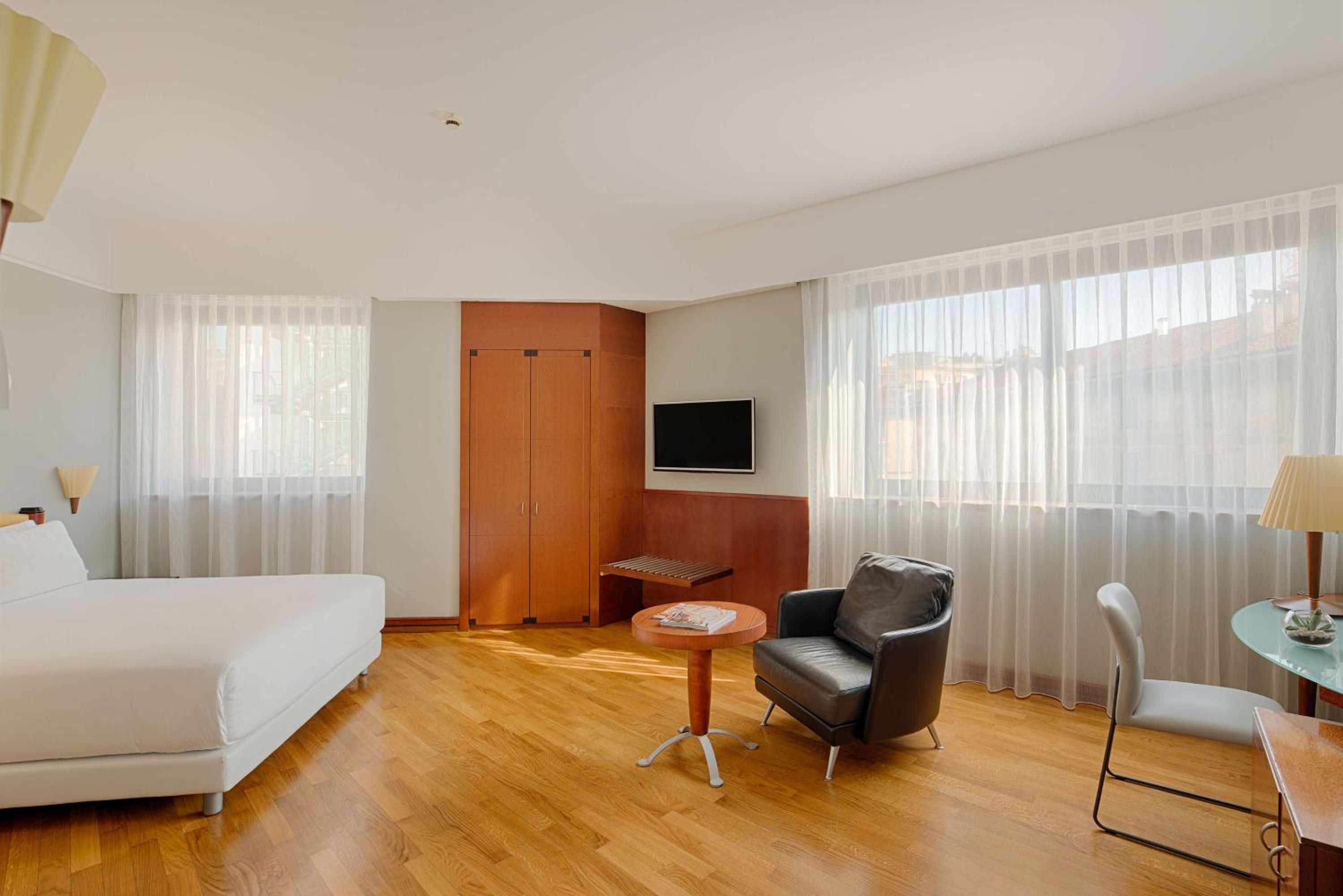 Standard Double or Twin Room thumbnail 5