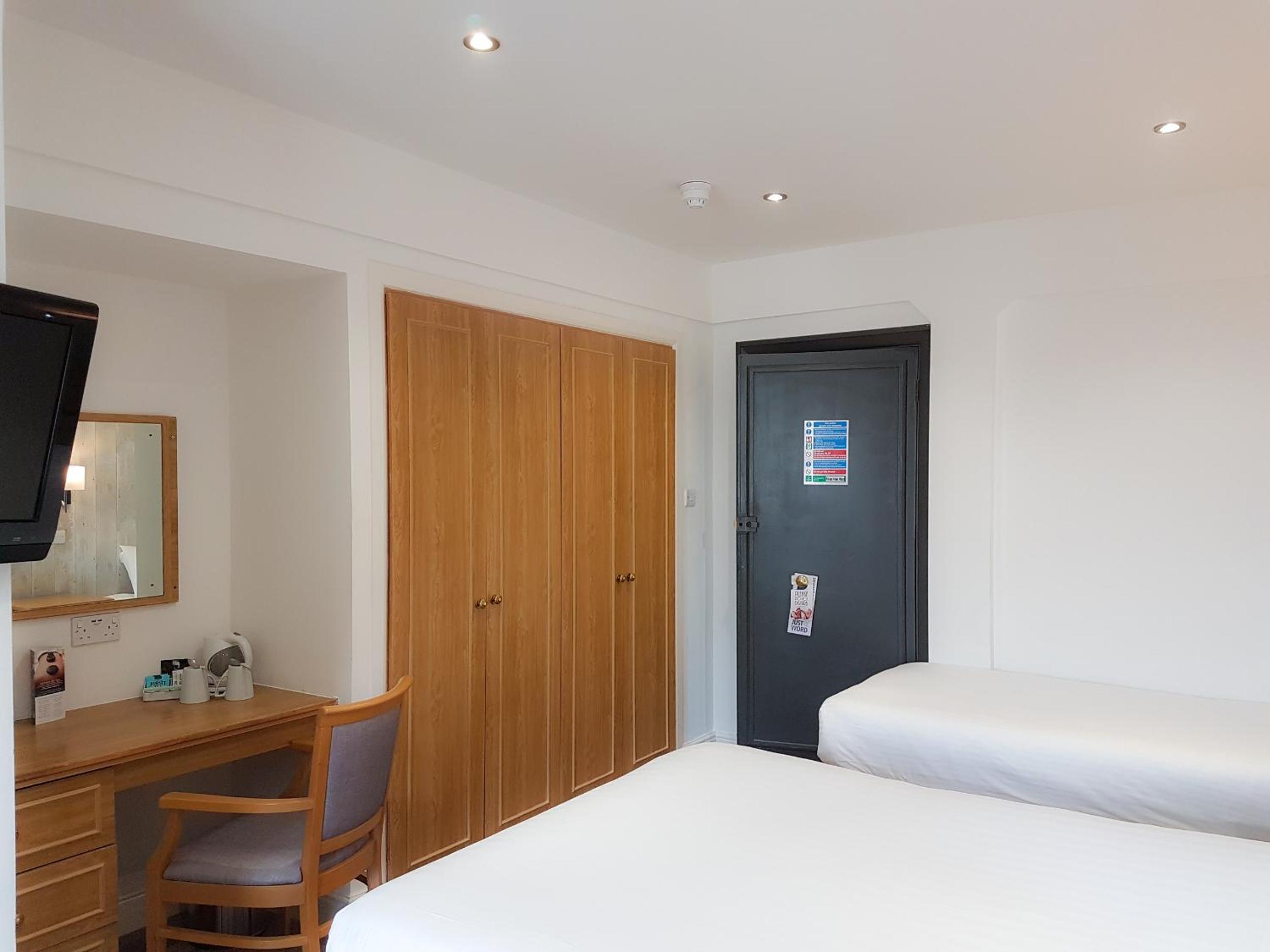 Standard Family Room (2 Adults + 1 Child) - Photo 7