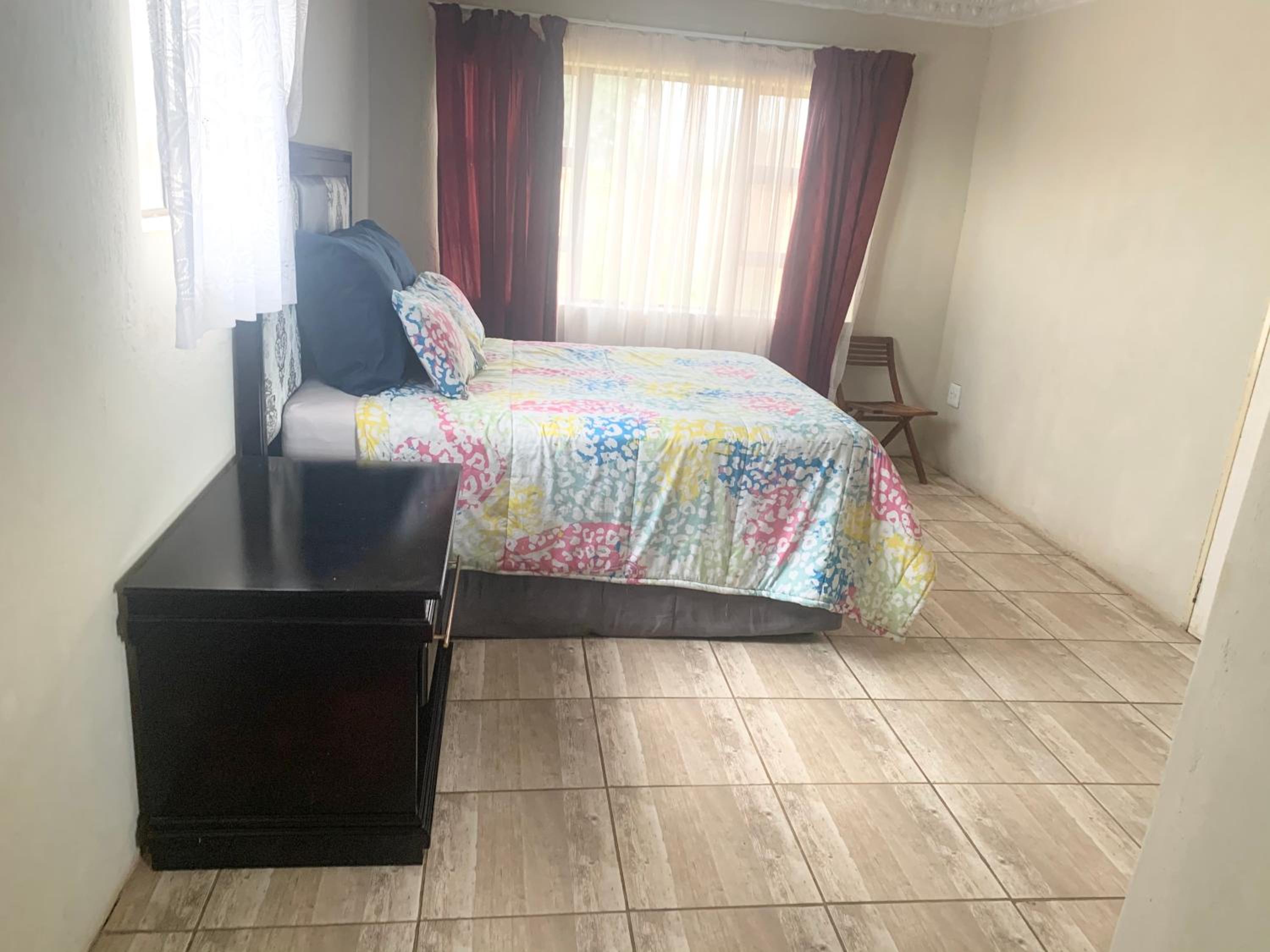 Deluxe Queen Room - Photo 11