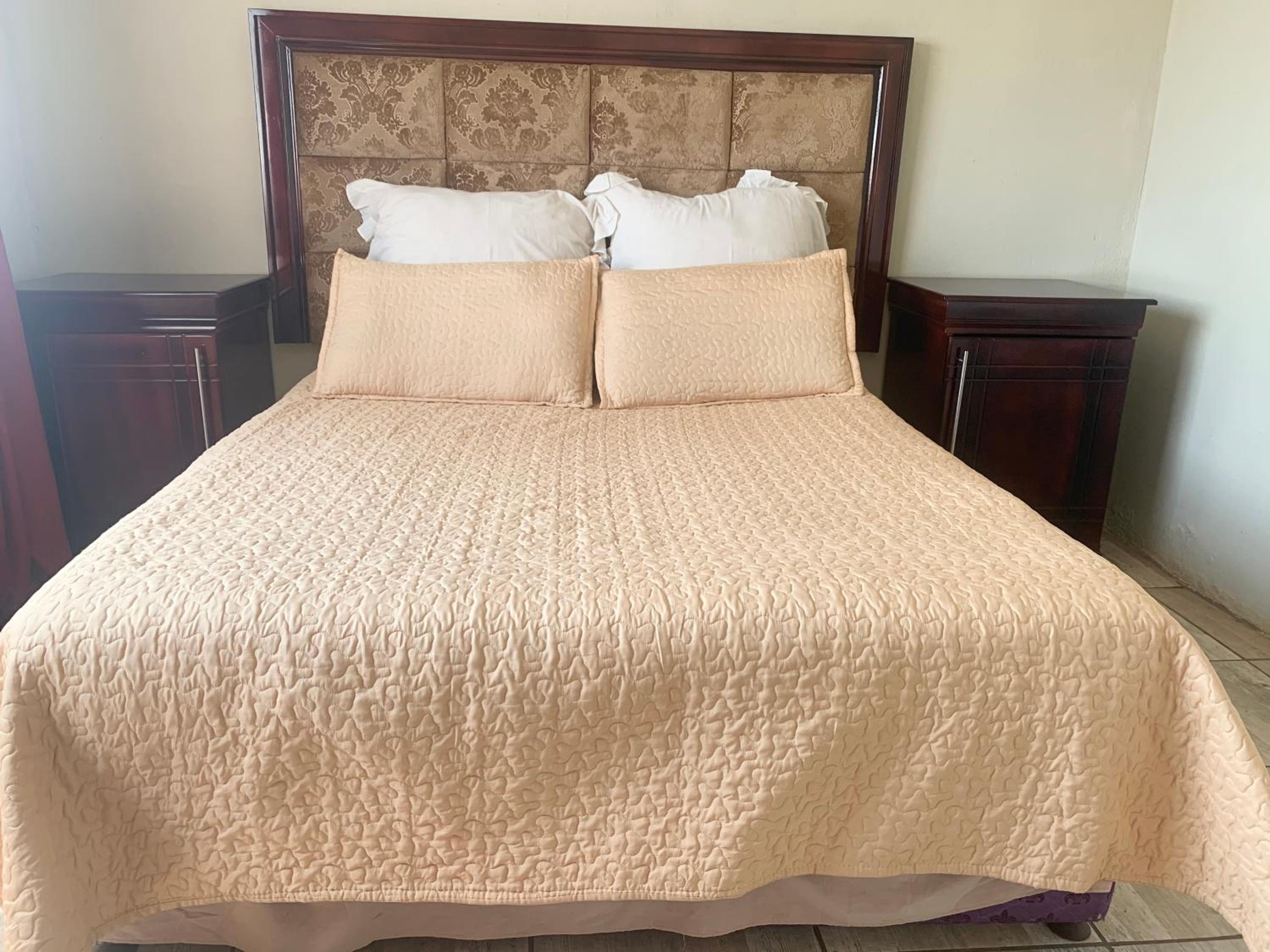 Deluxe Queen Room - Photo 12
