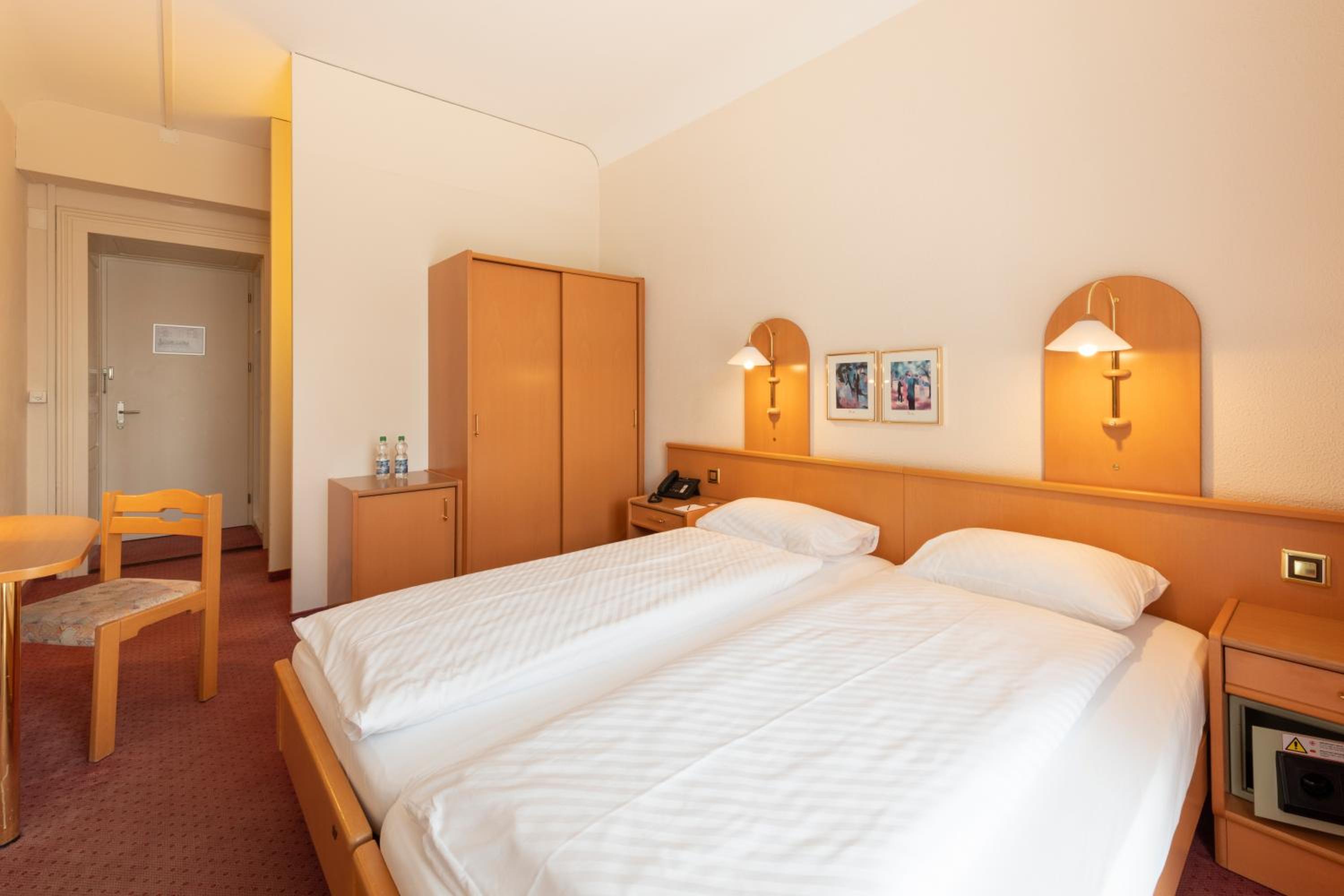Standard Twin Room - Photo 2