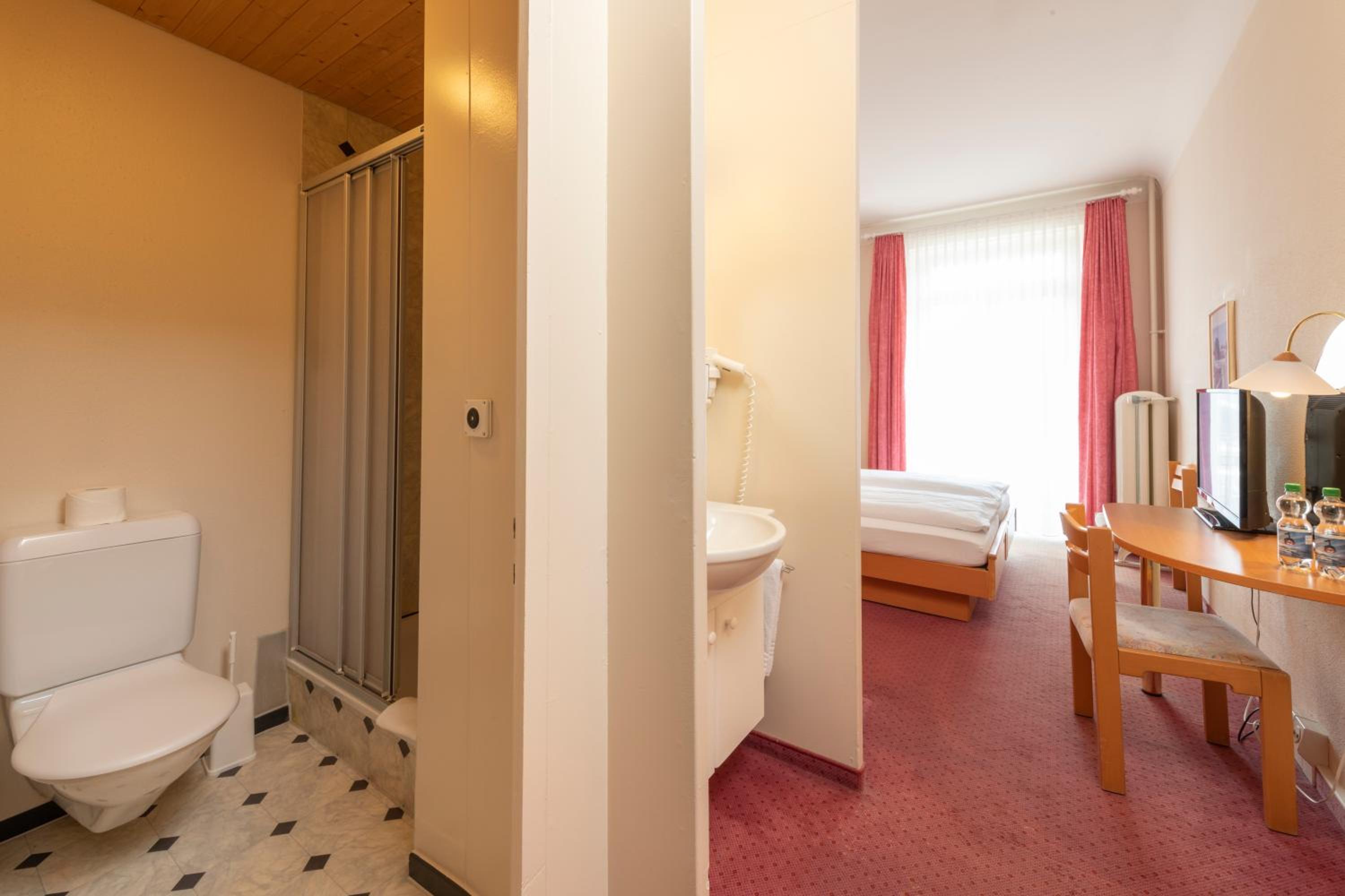 Standard Twin Room - Photo 4