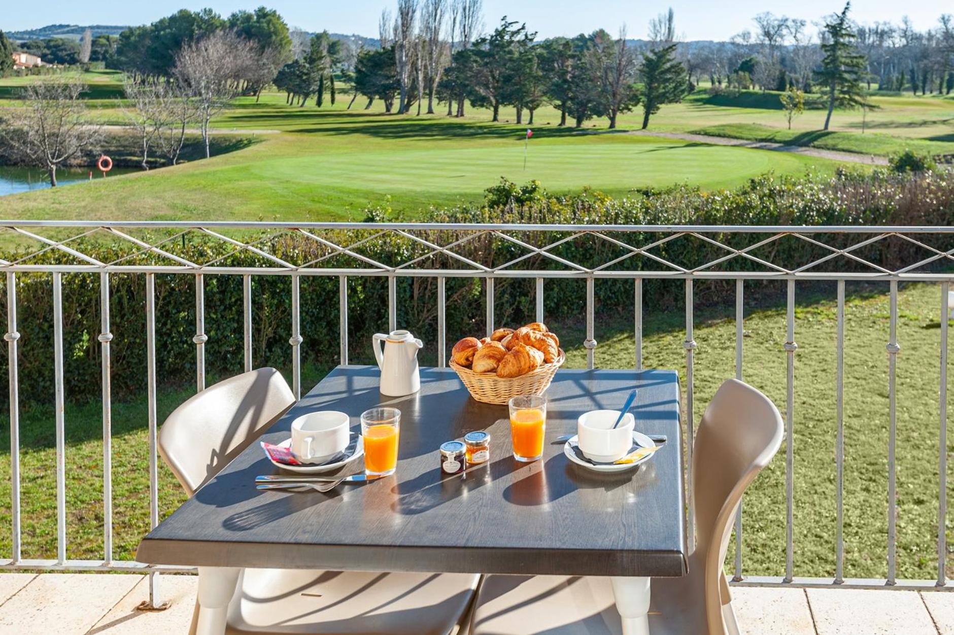 One-Bedroom Apartment (4 Adults) with balcony and Golf view  photo 2