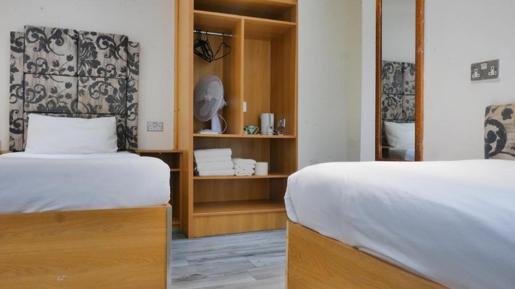 Economy Quadruple Room - Photo 5