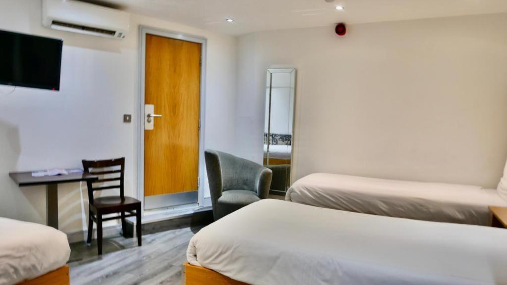 Economy Quadruple Room - Photo 1