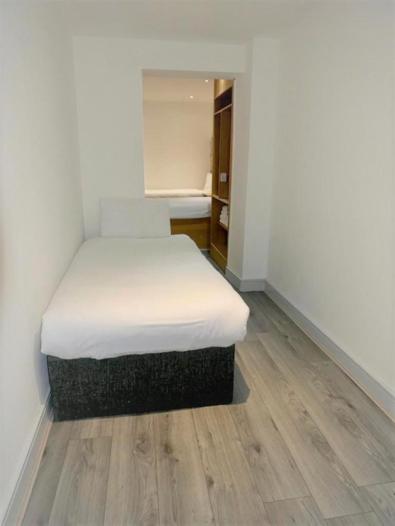 Economy Quadruple Room - Photo 4