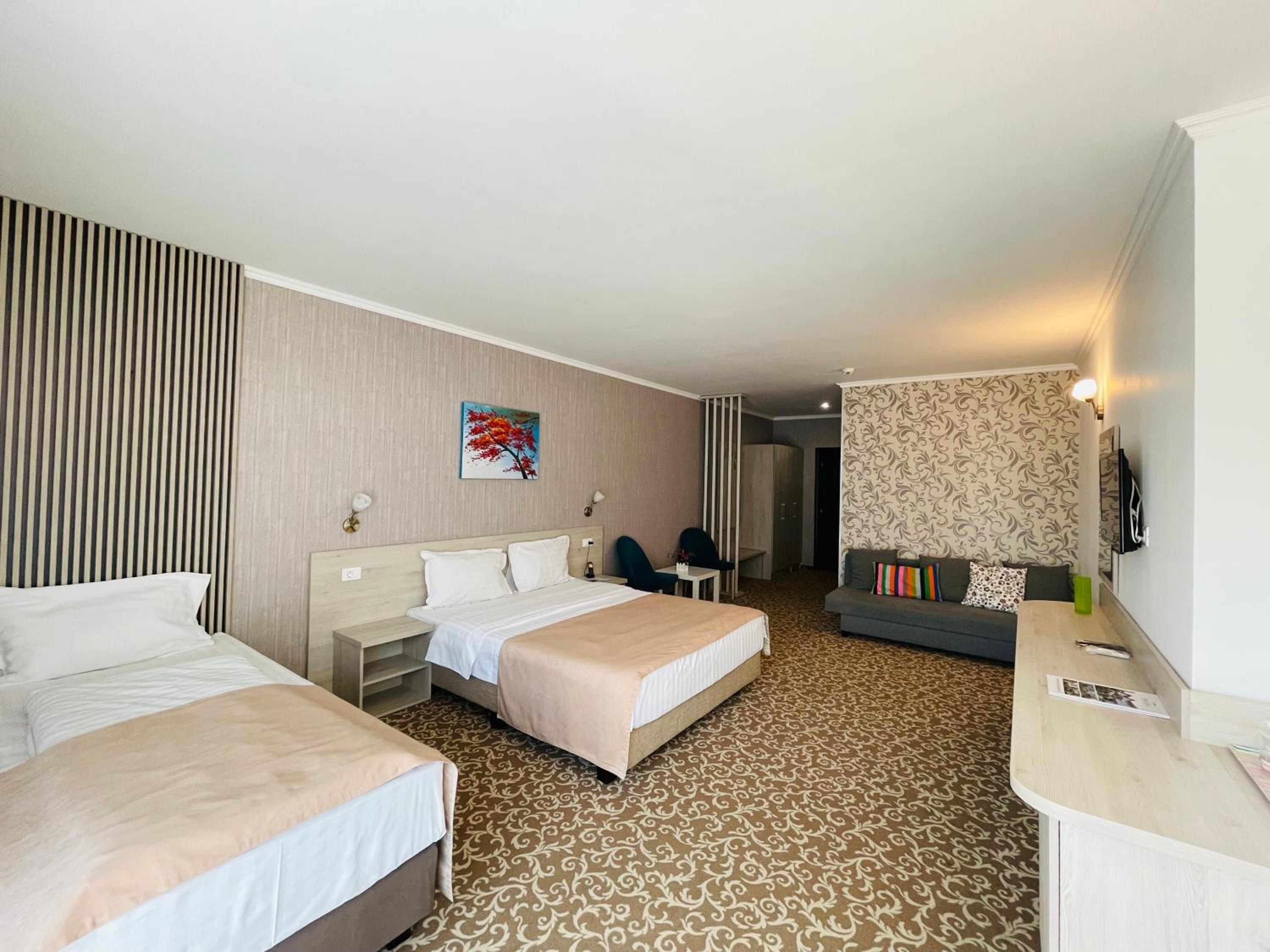 Deluxe Double Room with Balcony - Photo 5