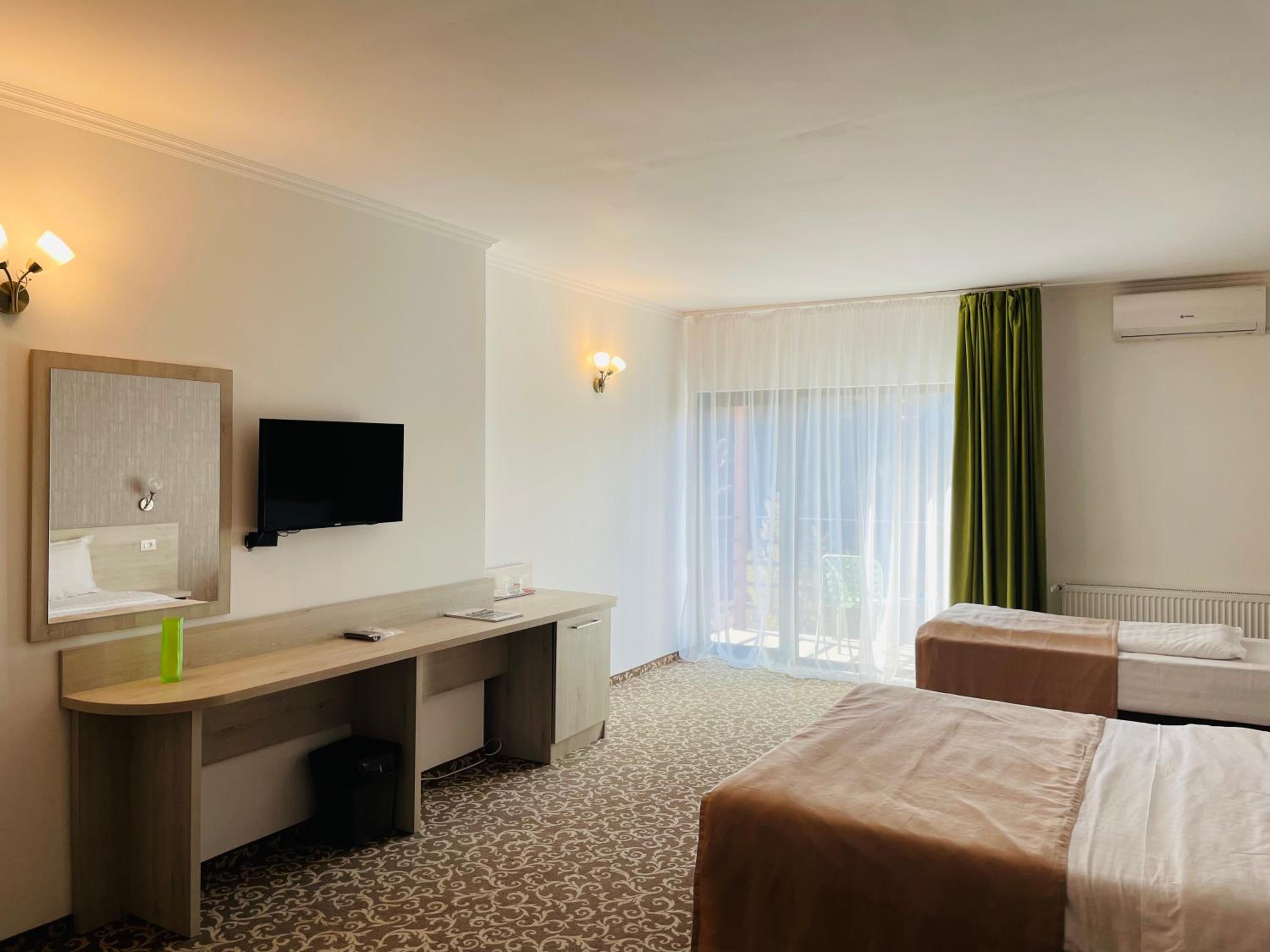 Deluxe Double Room with Balcony - Photo 6