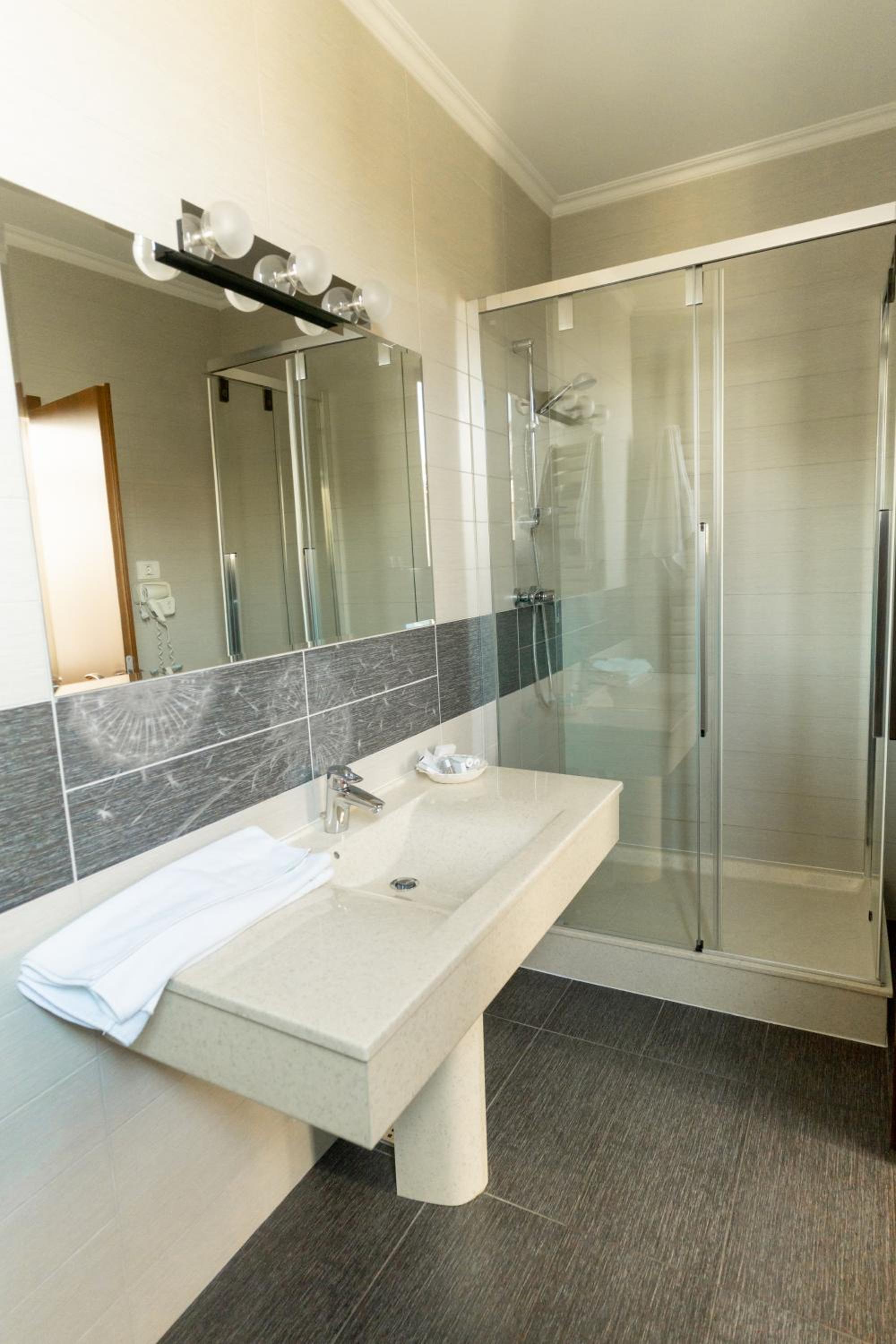 One-Bedroom Suite - Photo 7