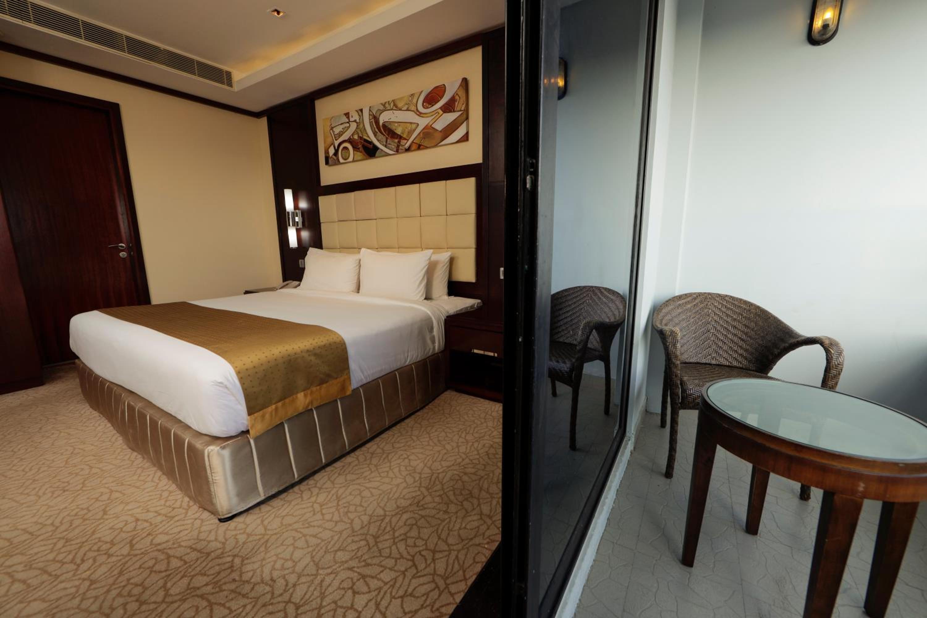 One-Bedroom King Suite – High Floor/Smoking