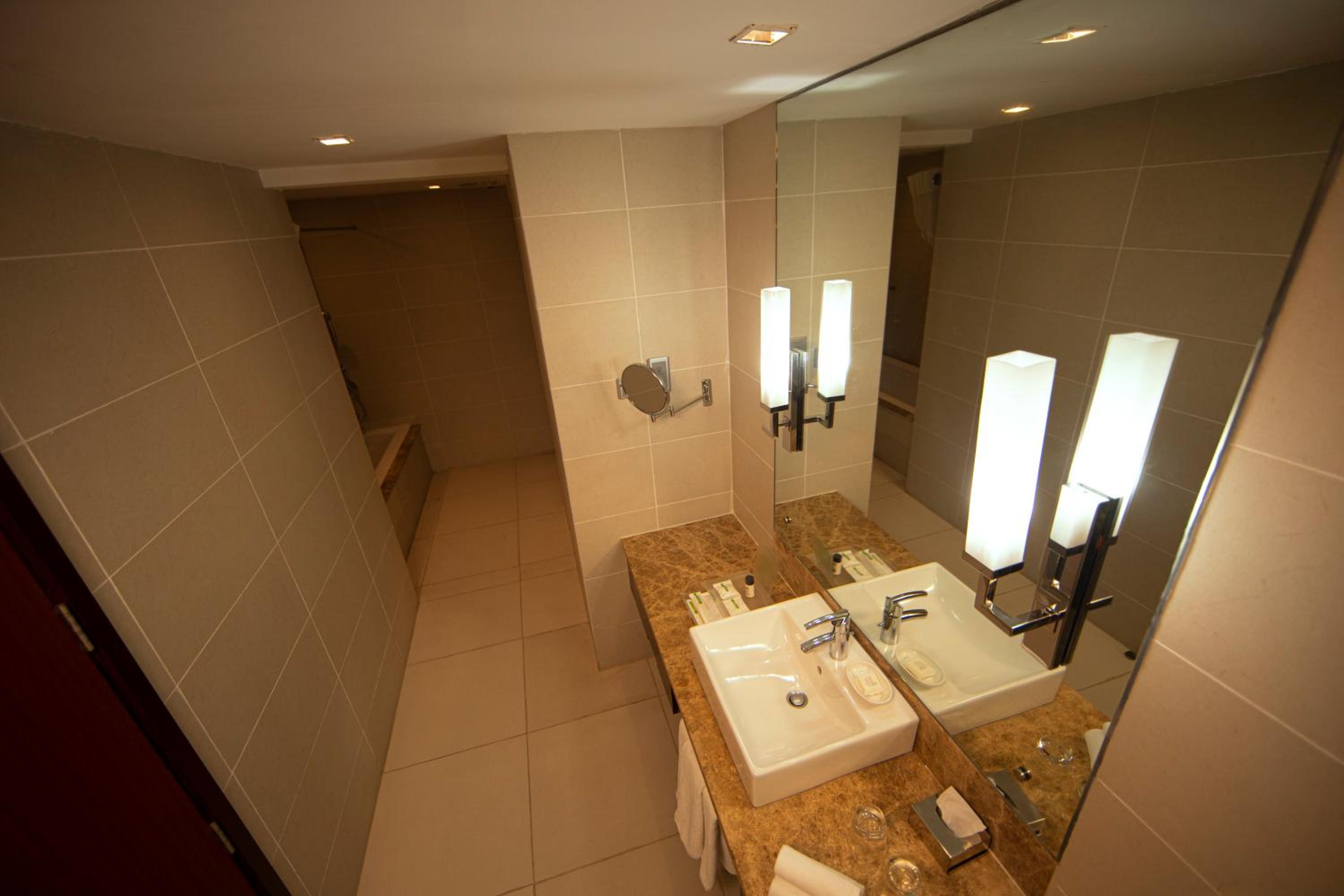 Premium King Room - Photo 2