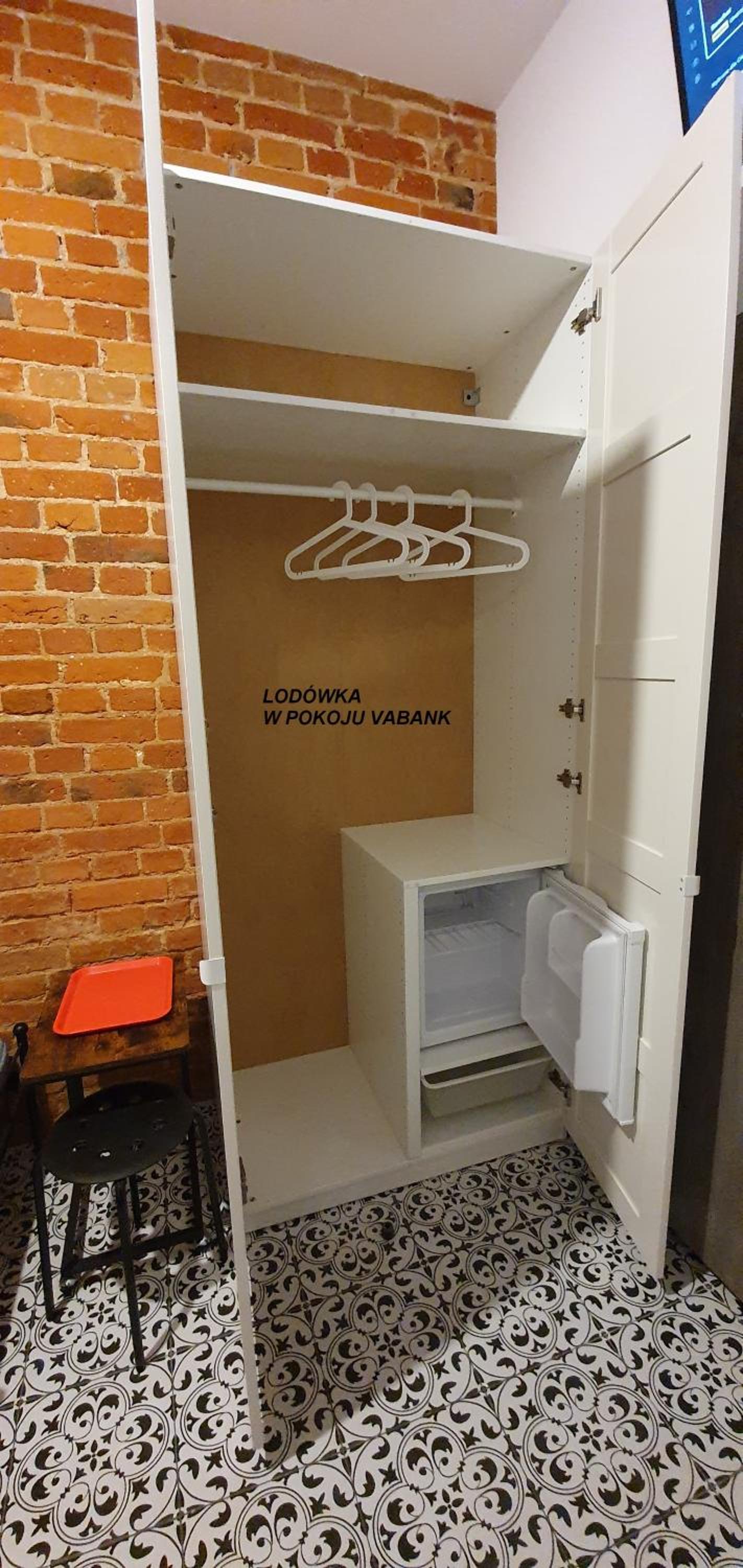 Large Twin Room - Photo 4