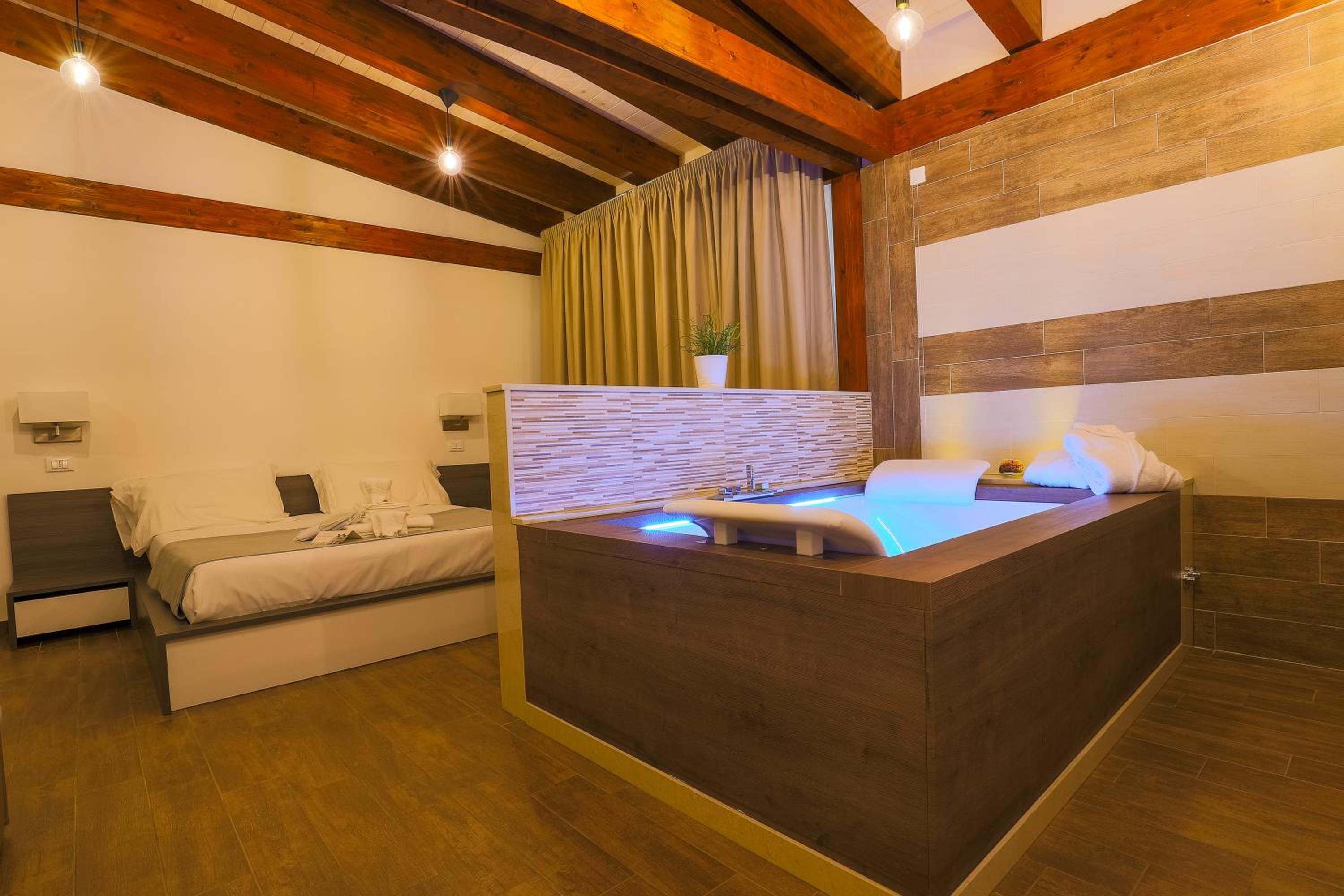 Deluxe Double or Twin Room with Spa Bath - Photo 1