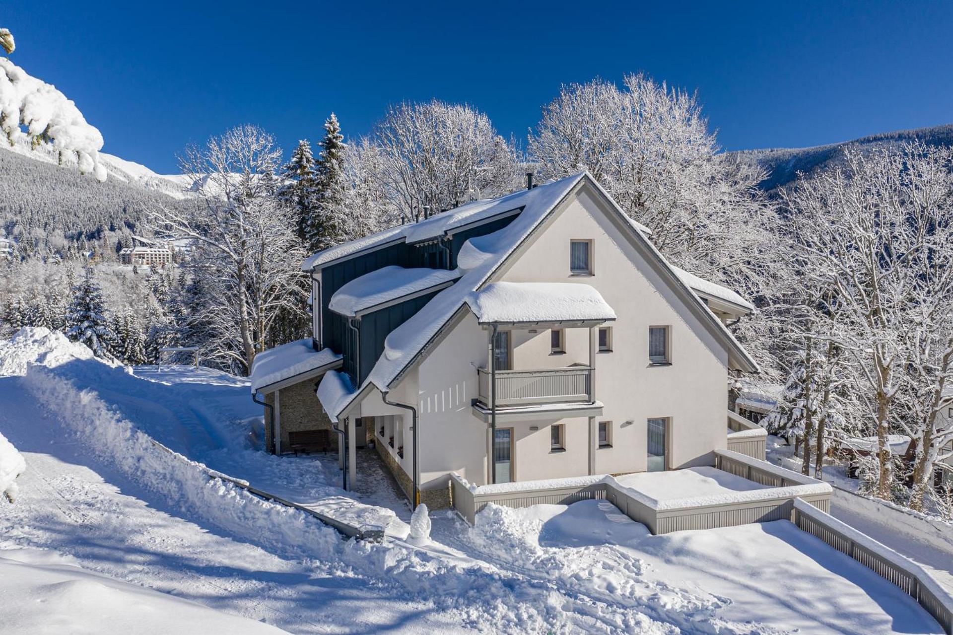 Apartment with Mountain View - Photo 1
