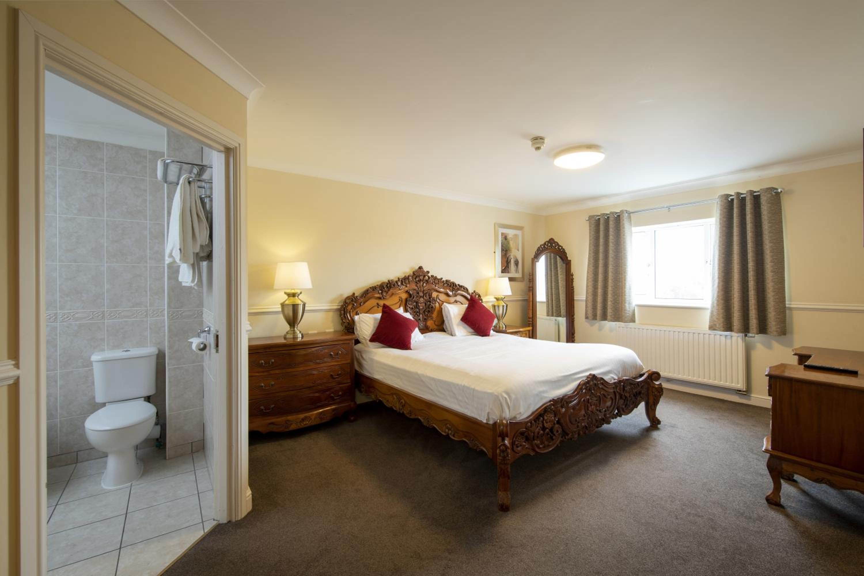 Suite - Photo 1