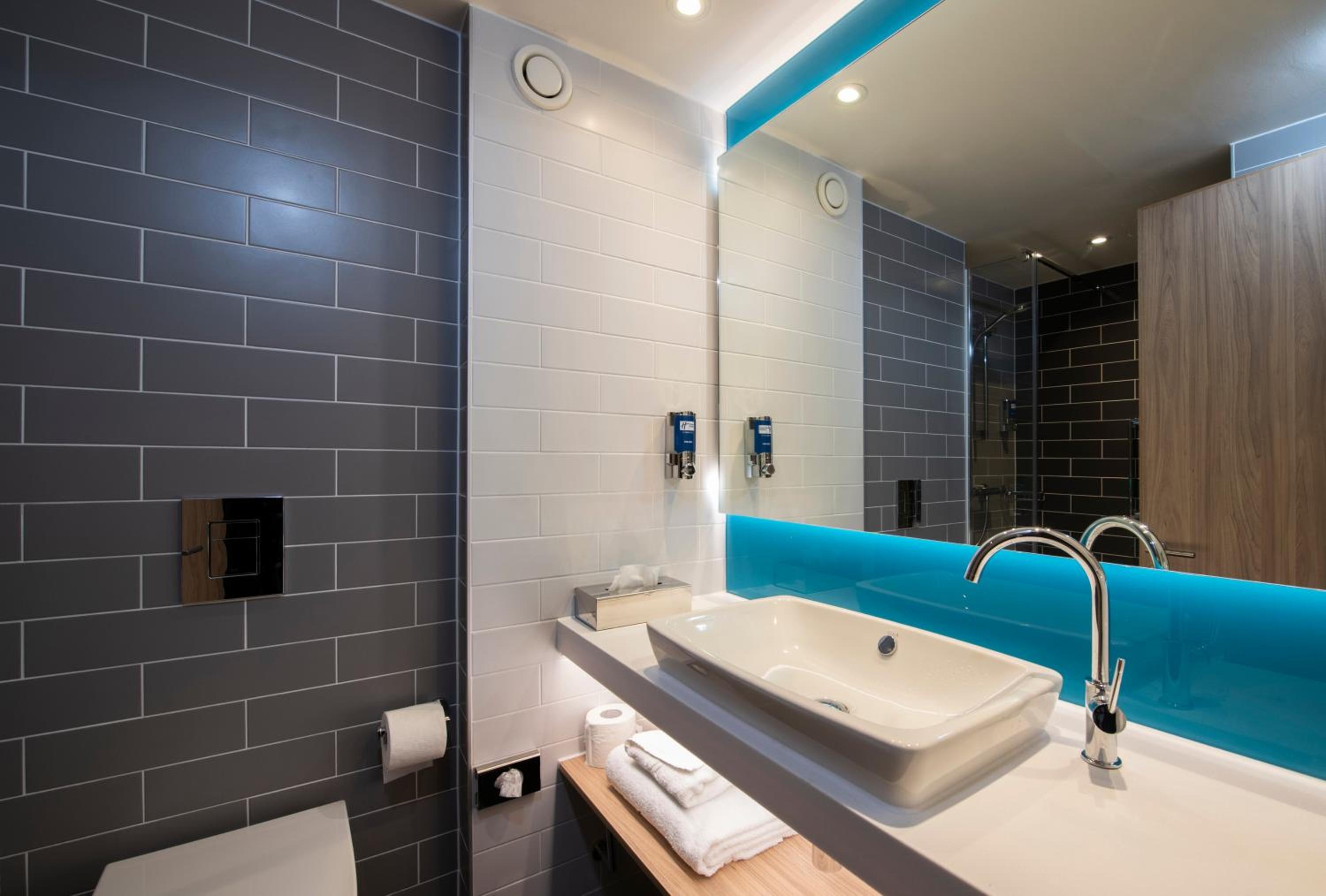Standard Double Room with Free Hot Breakfast thumbnail 5