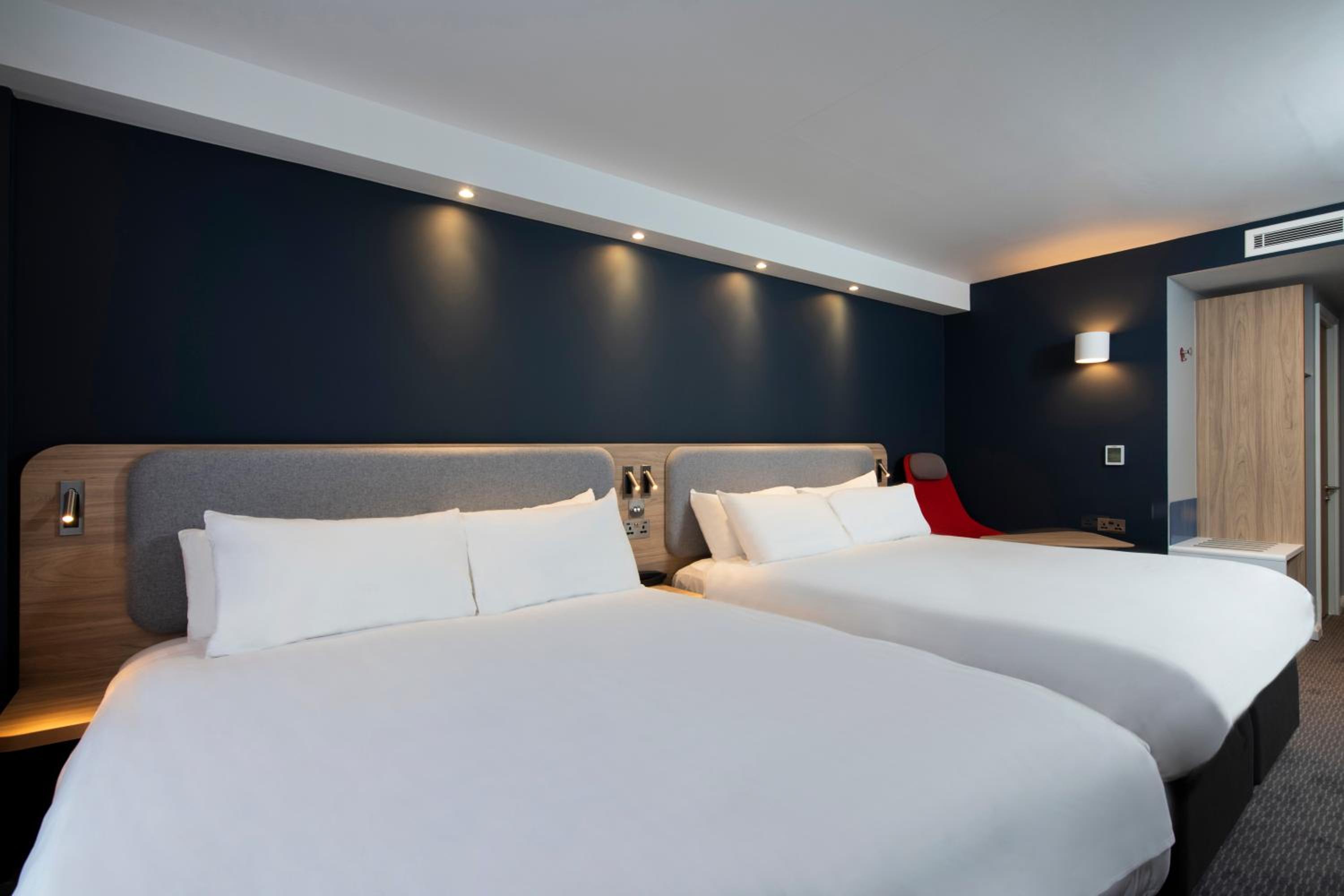 Standard Double Room with Two Double Beds and Free Hot Breakfast thumbnail 5