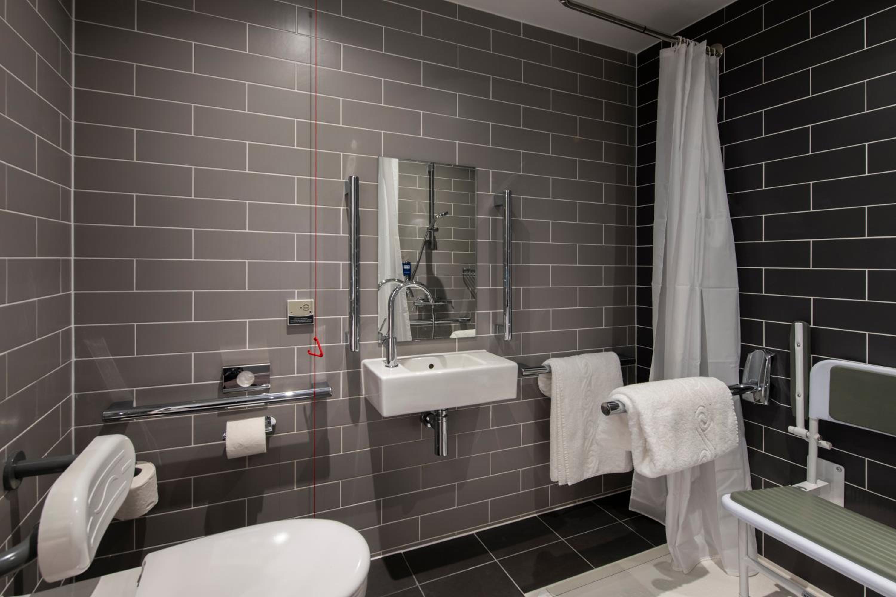 Double Room with Free Hot Breakfast - Accessible thumbnail 6