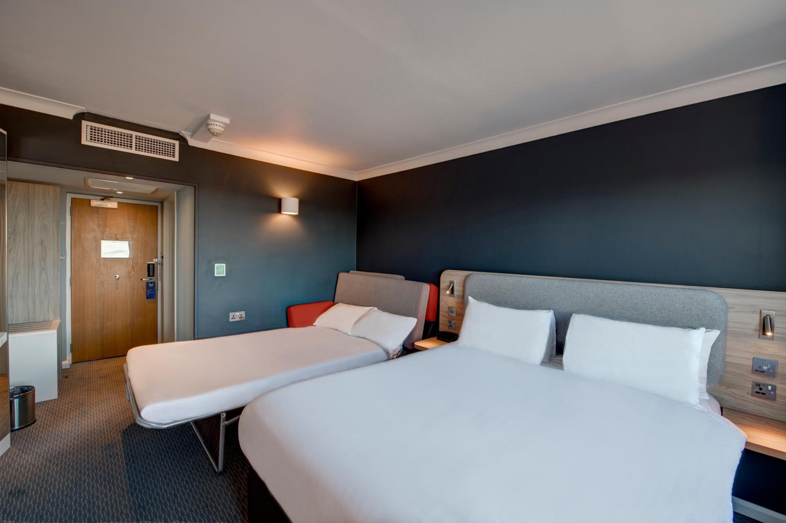 Standard Double Room with Sofa Bed and Free Hot Breakfast thumbnail 5