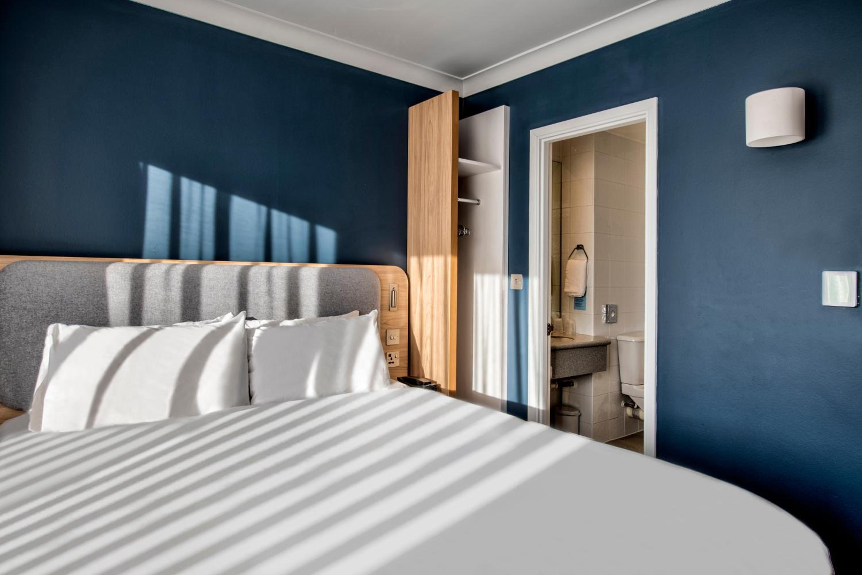 Standard Double Room with Free Hot Breakfast thumbnail 5