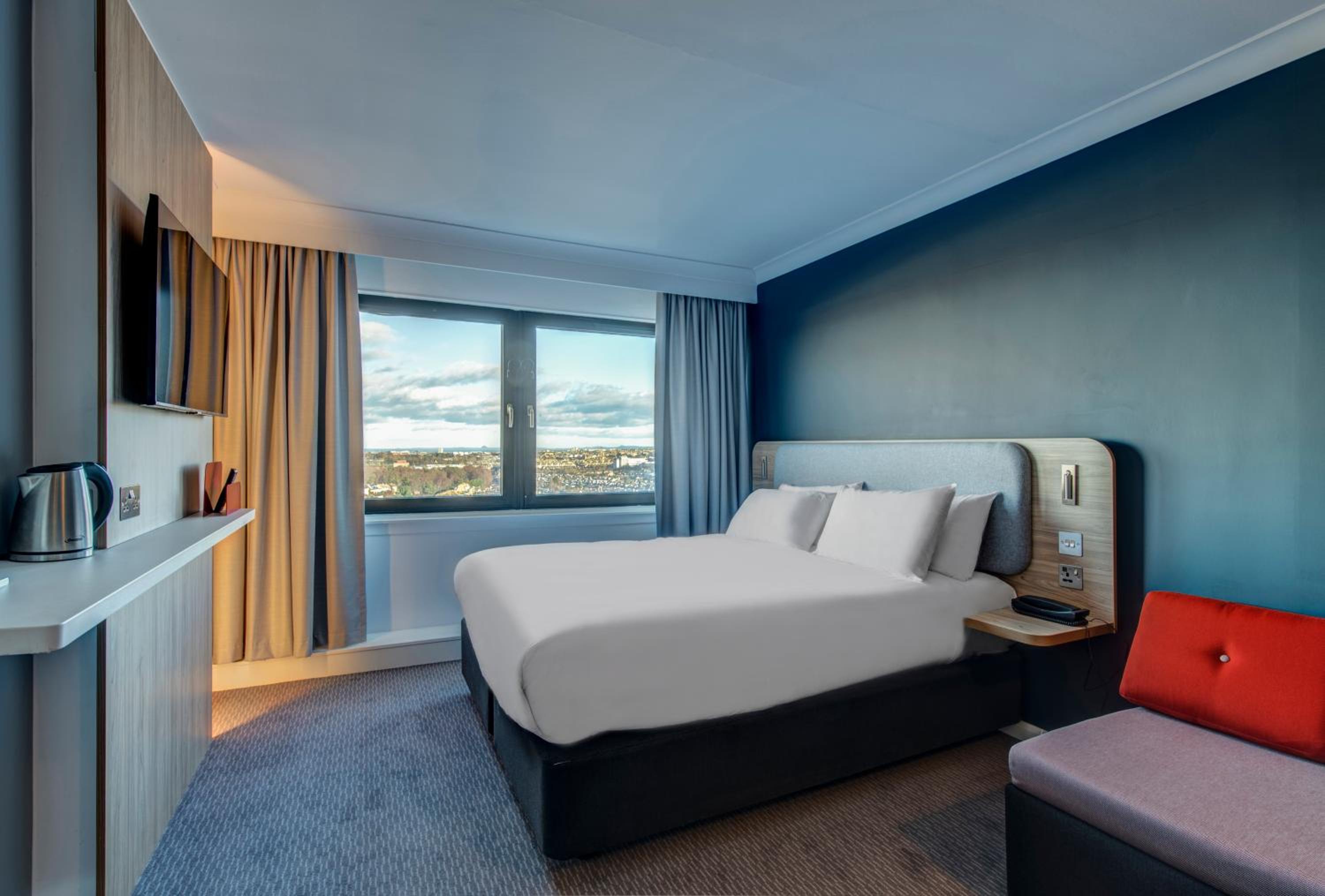 Standard Double Room with Sofa Bed and Free Hot Breakfast thumbnail 5